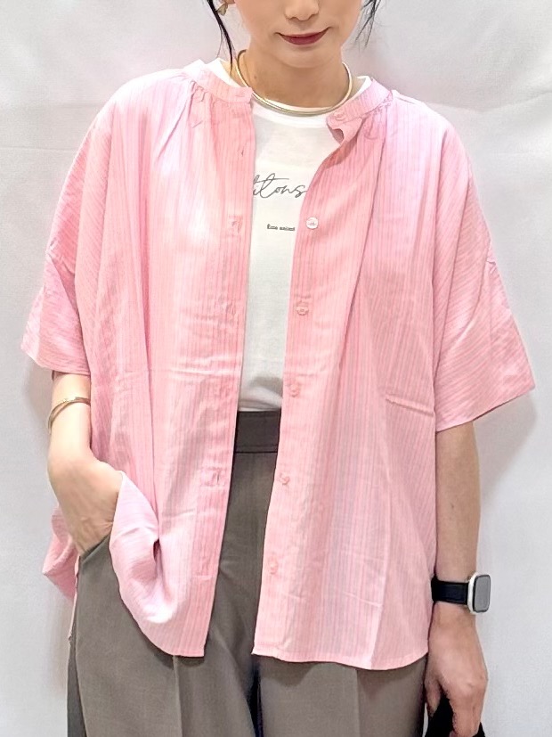 𝐇𝐢𝐫𝐨𝐦𝐢さんの「SHOO･LA･RUE｜【ひんやり/洗濯機可/体型カバー】二の腕隠れる ゆるっと襟ギャザーレーヨンブラウス」を使ったコーディネート