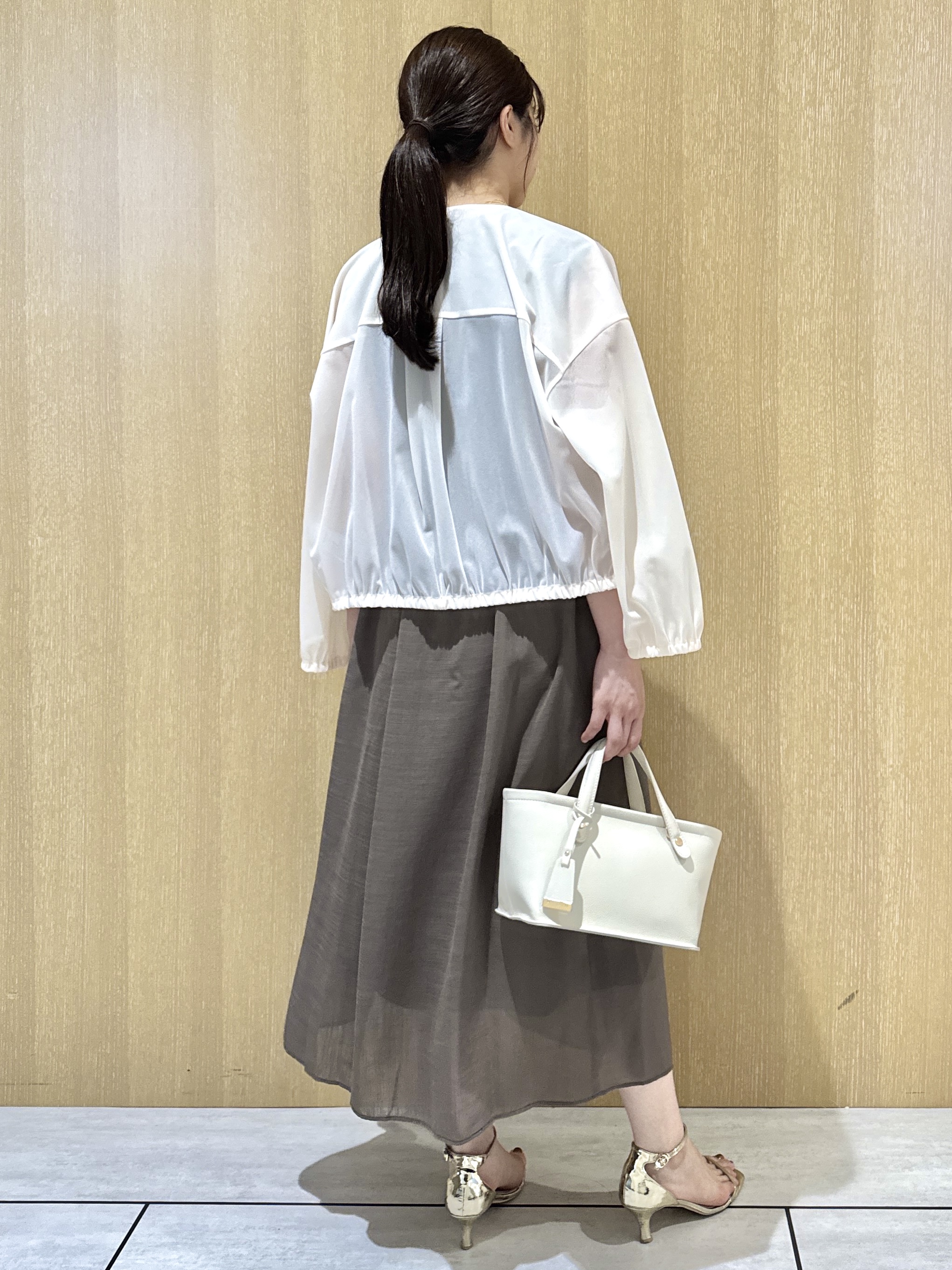 nanaさんの「UNTITLED｜【通気性/前開きボタン】シアーVネックワンピース」を使ったコーディネート