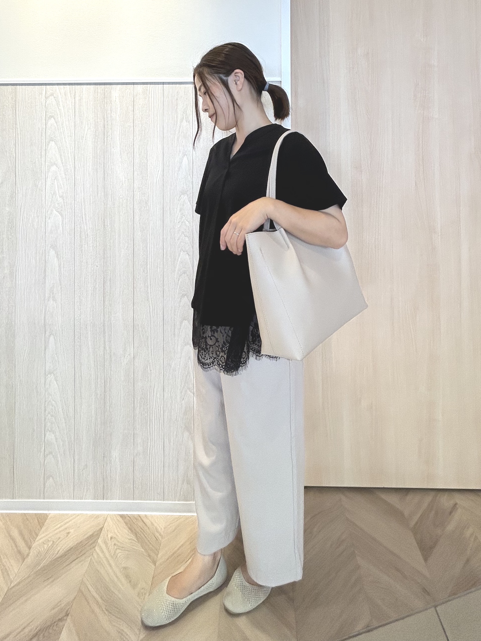 tomoさんの「SHOO･LA･RUE｜【S-LL/洗濯機可】軽凛(かろりん)ひんやり スキッパー裾レースブラウス」を使ったコーディネート