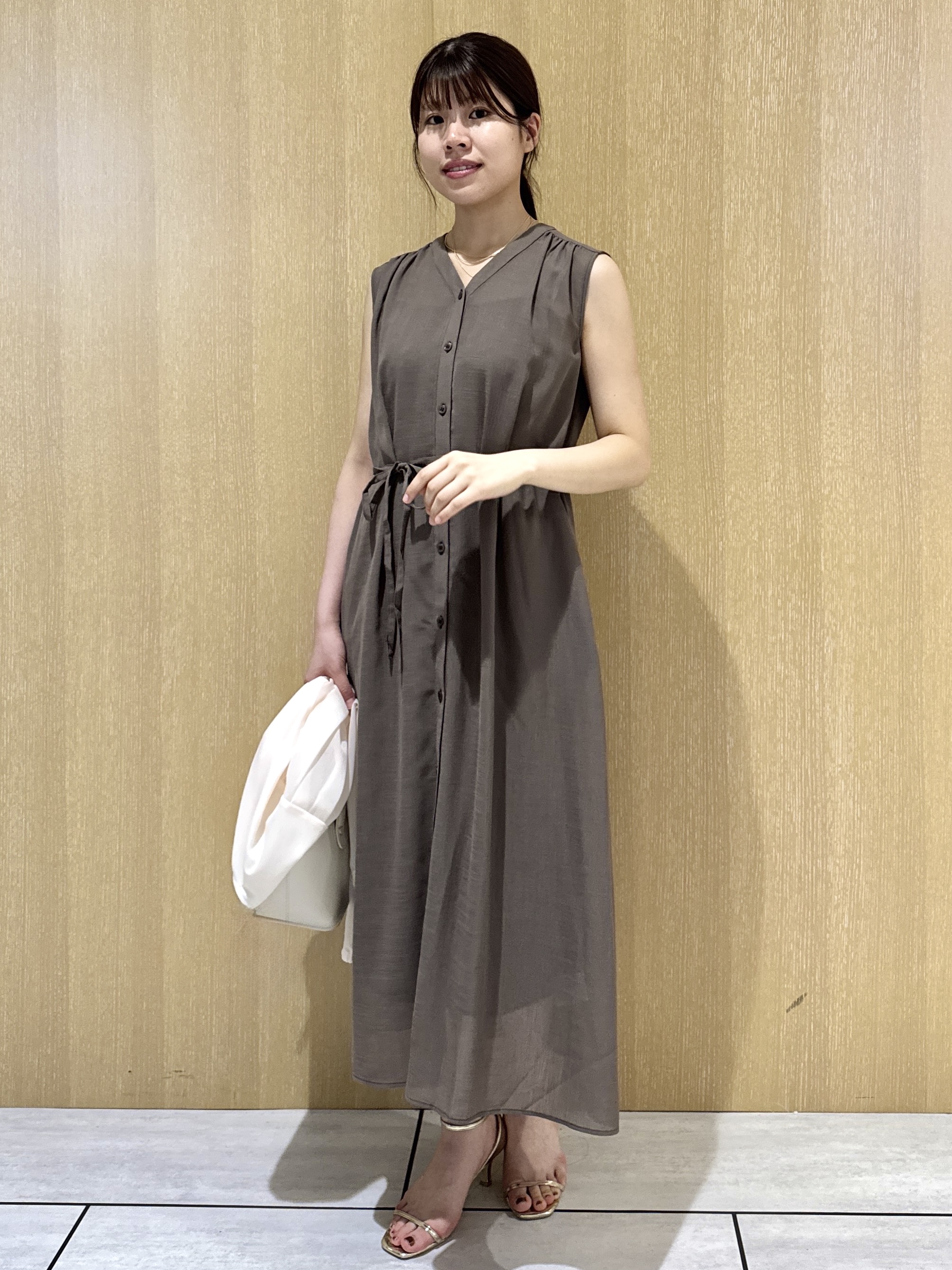 nanaさんの「UNTITLED｜【通気性/前開きボタン】シアーVネックワンピース」を使ったコーディネート