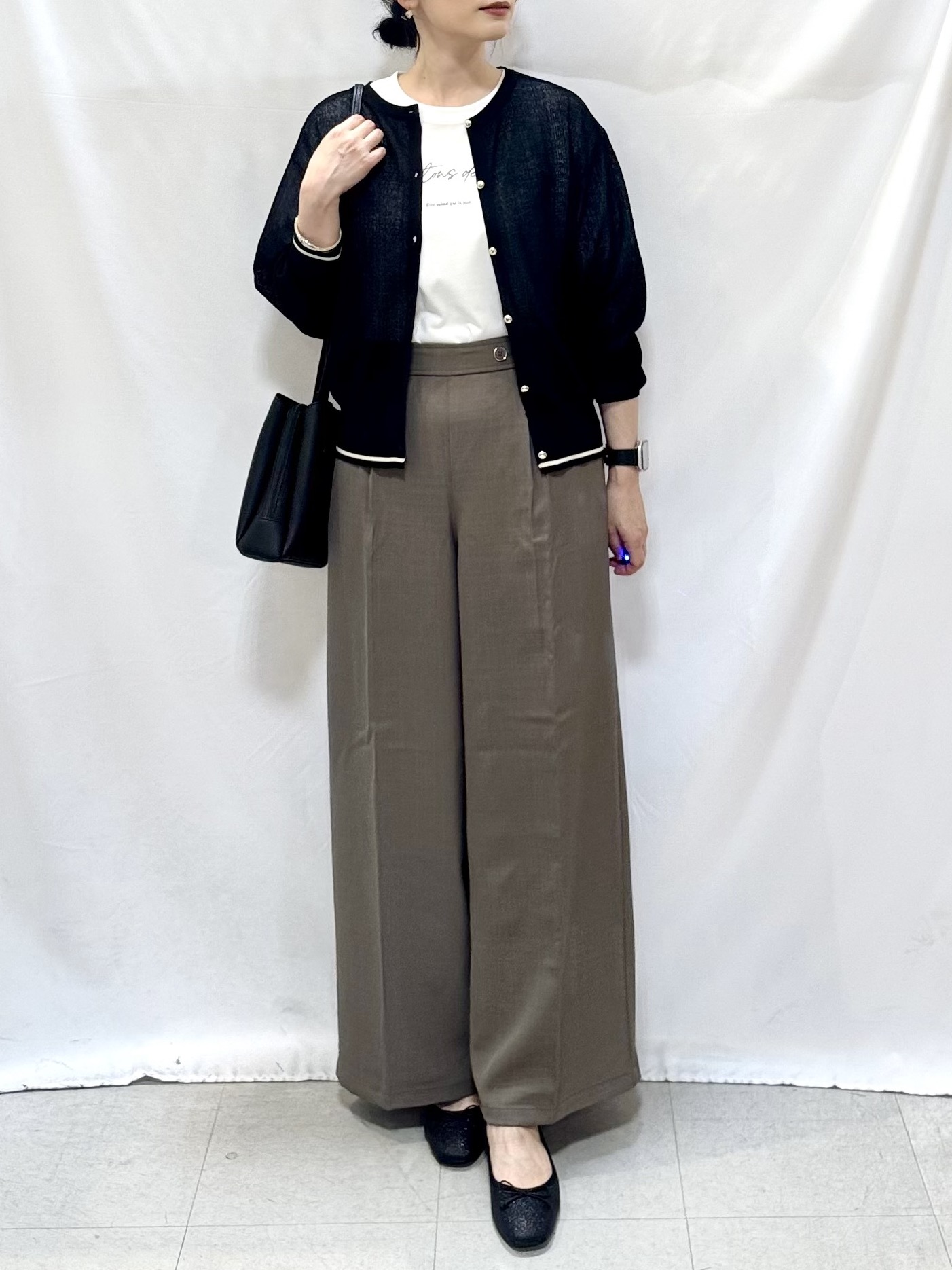 𝐇𝐢𝐫𝐨𝐦𝐢さんの「SHOO･LA･RUE｜【S-LL/洗濯機可】さらっとタッチ ほんのりシアーカーディガン」を使ったコーディネート