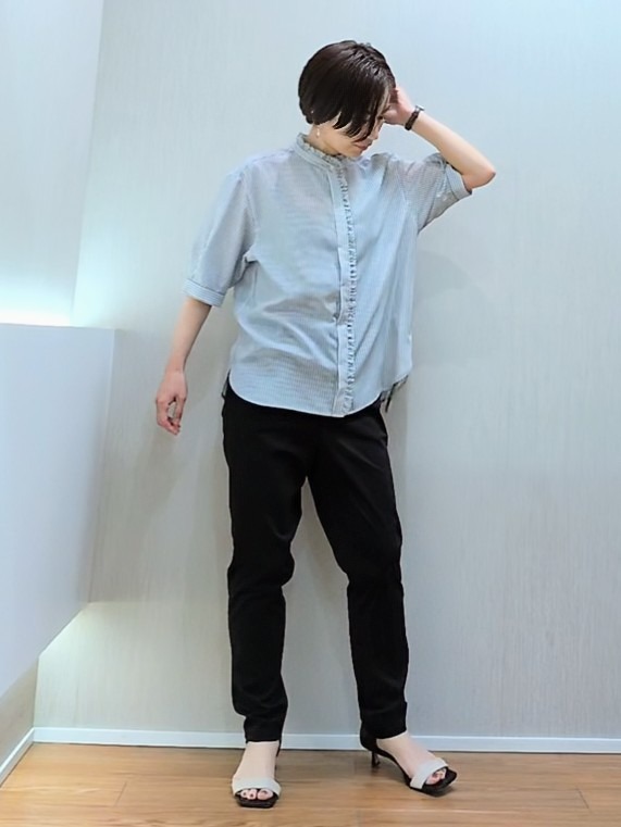 ミズタさんの「UNTITLED｜【接触冷感/通気性/洗える】スタンドカラーフリルブラウス」を使ったコーディネート