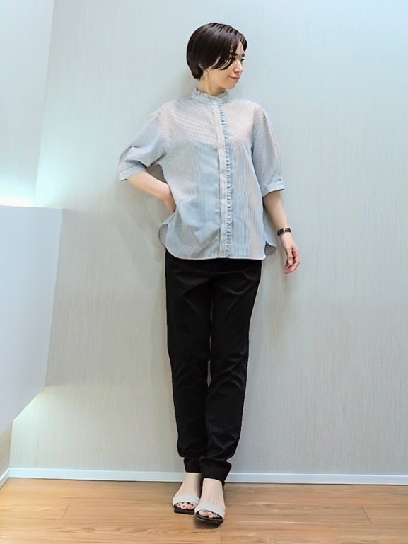 ミズタさんの「UNTITLED｜【接触冷感/通気性/洗える】スタンドカラーフリルブラウス」を使ったコーディネート
