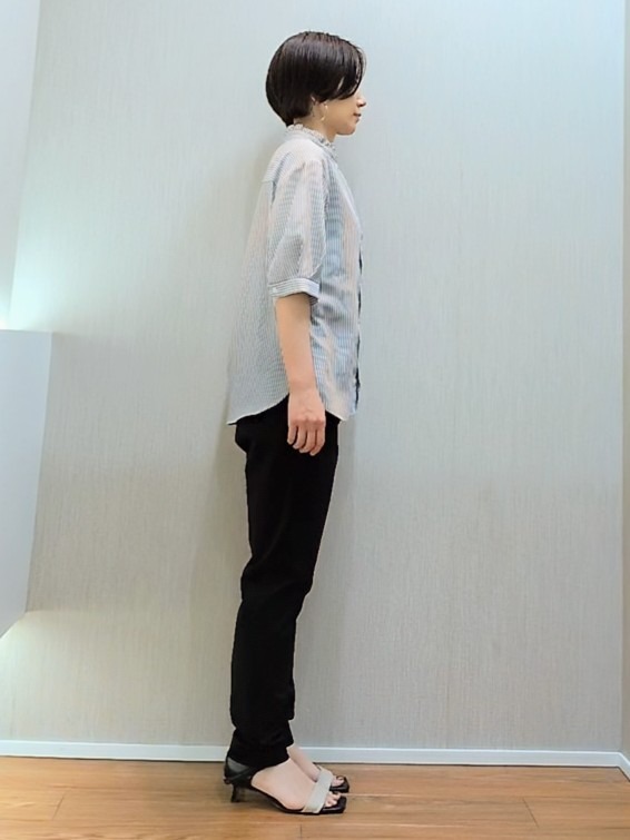 ミズタさんの「UNTITLED｜【接触冷感/通気性/洗える】スタンドカラーフリルブラウス」を使ったコーディネート