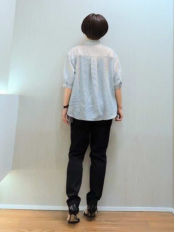 ミズタさんの「UNTITLED｜【接触冷感/通気性/洗える】スタンドカラーフリルブラウス」を使ったコーディネート