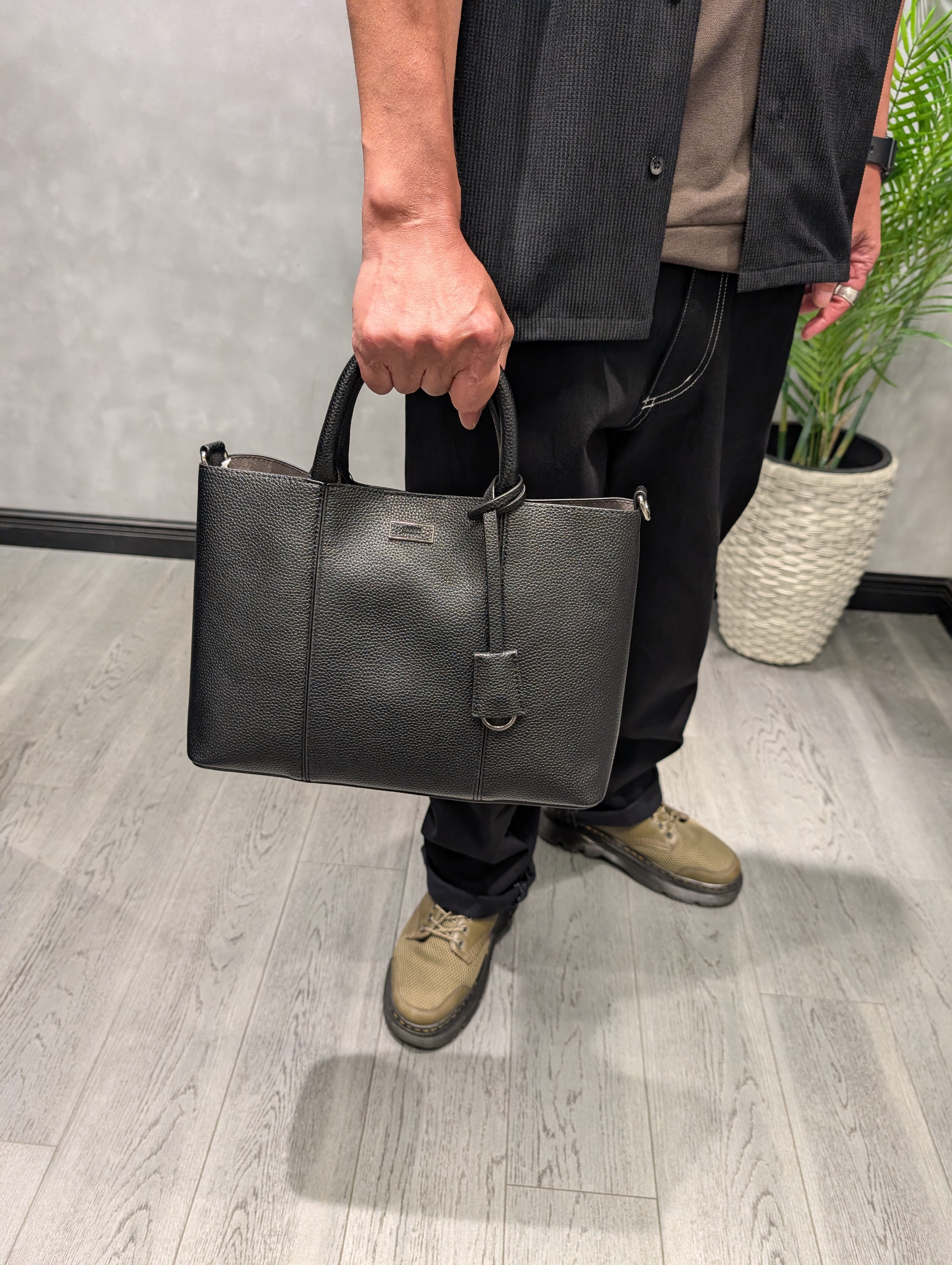 三谷義勝さんの「TAKEO KIKUCHI｜【通気性】トリコットサッカー オープンカラー シャツ」を使ったコーディネート