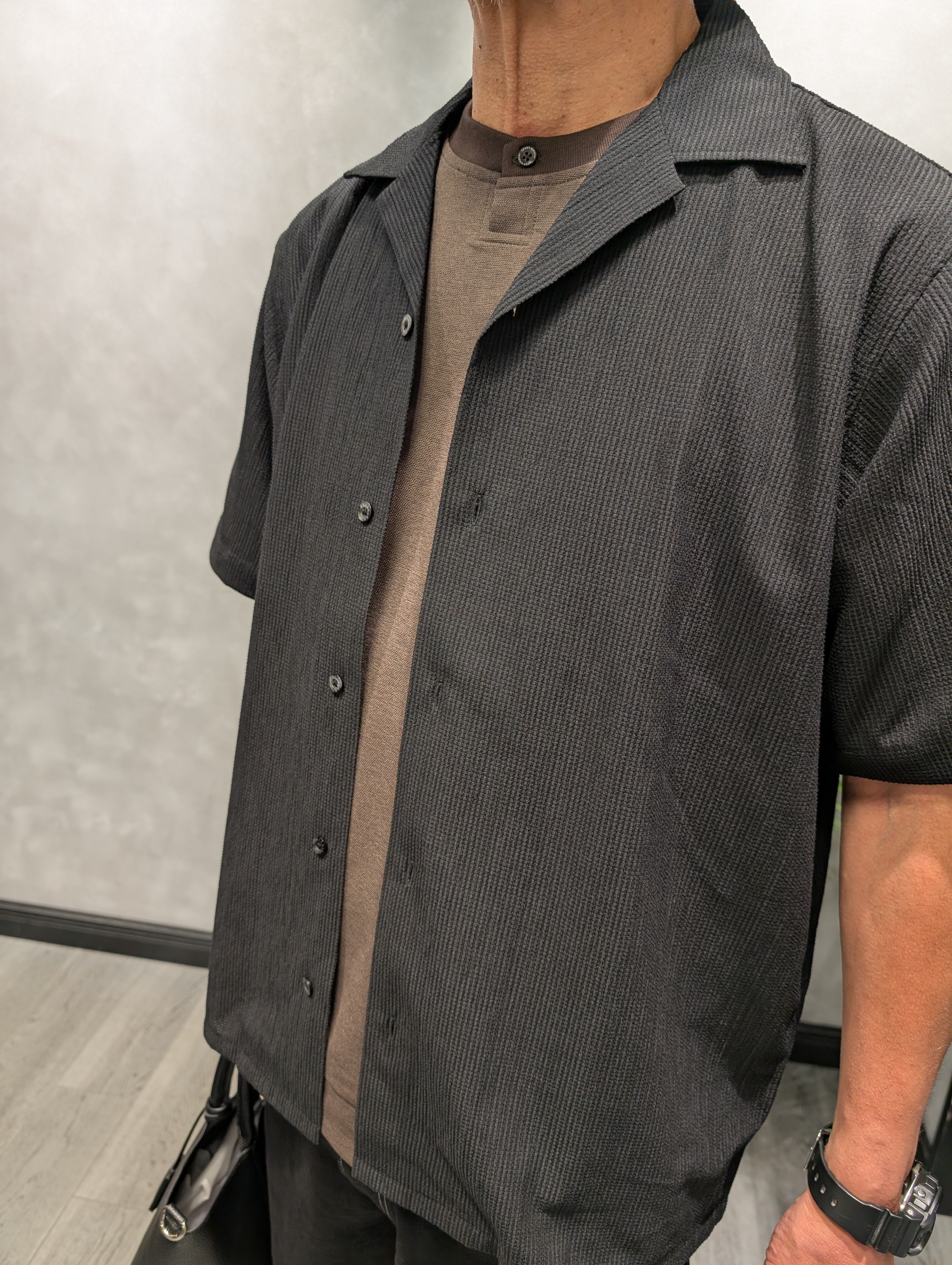三谷義勝さんの「TAKEO KIKUCHI｜【通気性】トリコットサッカー オープンカラー シャツ」を使ったコーディネート