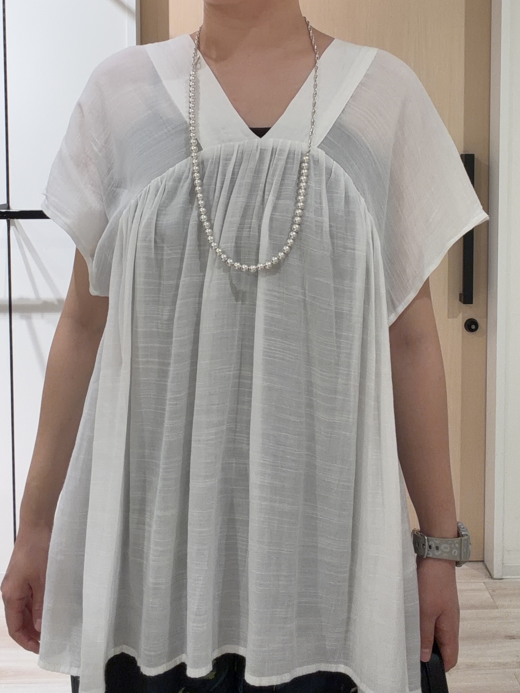 ひらしーさんの「SHOO･LA･RUE｜【ひんやり/UV/体型カバー】インせず着られる Vネックギャザーブラウス」を使ったコーディネート