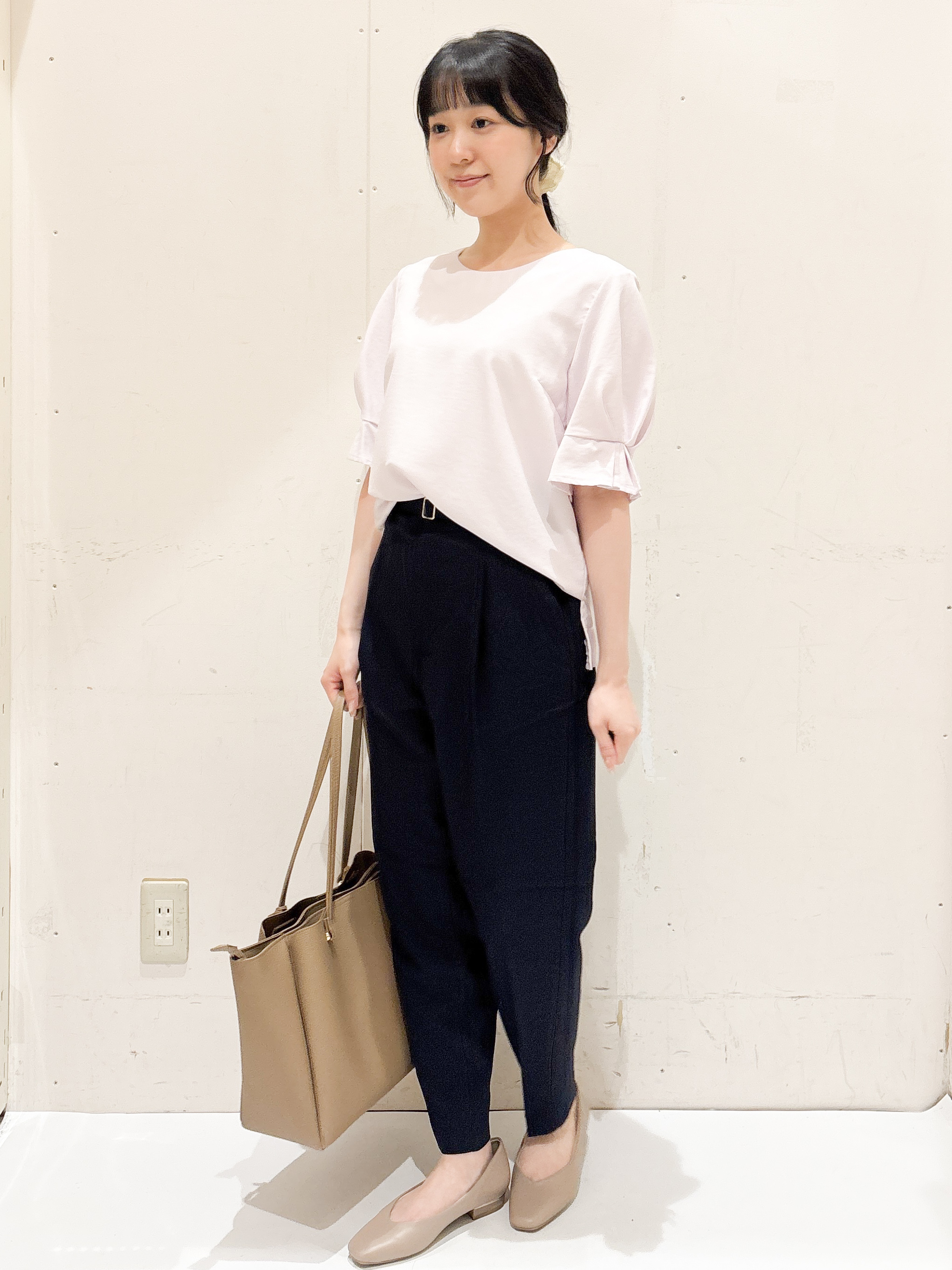 Hinaさんの「OPAQUE.CLIP｜【接触冷感】タックパフスリーブブラウス《吸水速乾／防シワ／洗濯機OK／XS～3L／6col》」を使ったコーディネート
