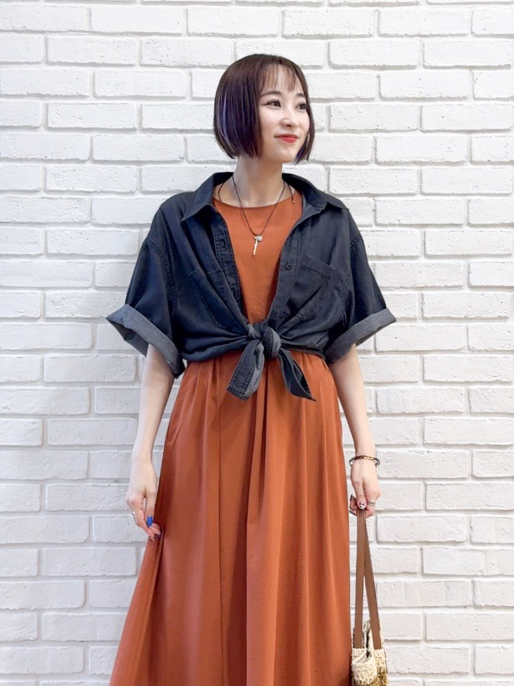 𝐜𝐡𝐢𝐤𝐚さんの「SHOO･LA･RUE｜【セットアップ可/S-LL】ライトオンスデニム 5分袖シャツ」を使ったコーディネート