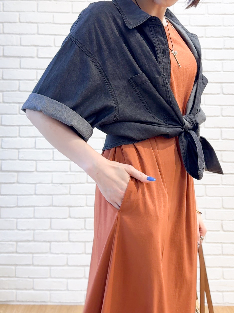 𝐜𝐡𝐢𝐤𝐚さんの「SHOO･LA･RUE｜【セットアップ可/S-LL】ライトオンスデニム 5分袖シャツ」を使ったコーディネート