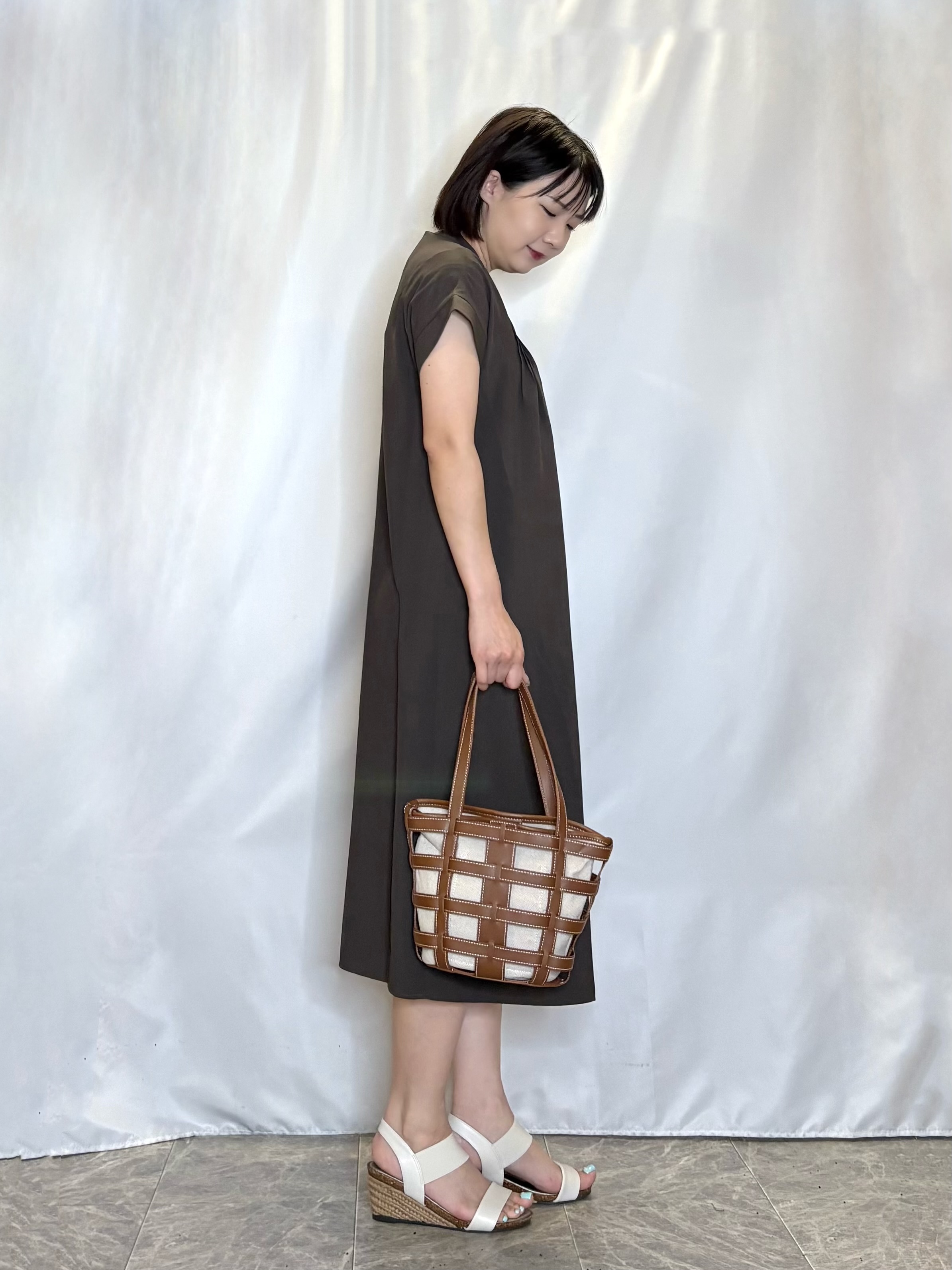 ネリさんの「SHOO･LA･RUE｜【S-LL/洗濯機可】ピンタックデザインがサマ見え Aラインワンピース」を使ったコーディネート