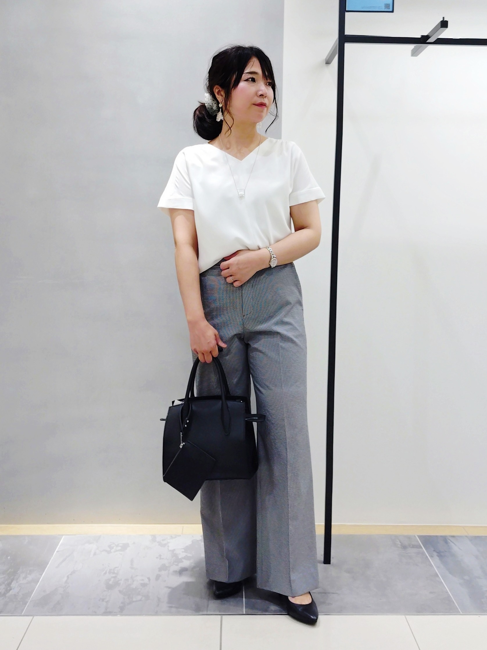 TOMOMIさんの「INDIVI｜【清涼感／UVケア／接触冷感】Vネックストライプブラウス」を使ったコーディネート