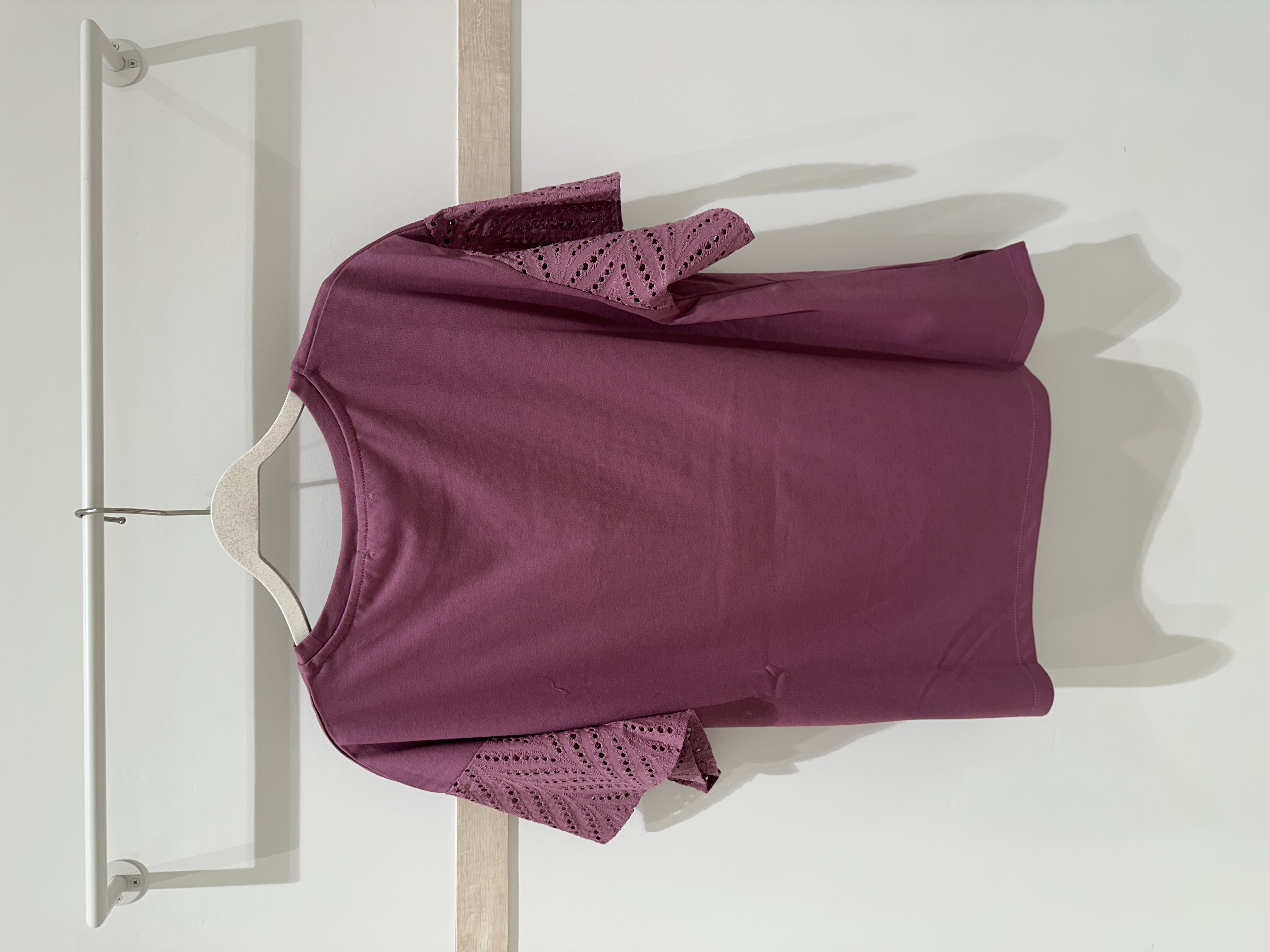 HAKUMAIさんの「SHOO･LA･RUE｜【汗じみ防止/ひんやり/S-LL】レースが華やか お袖フレアTシャツ」を使ったコーディネート