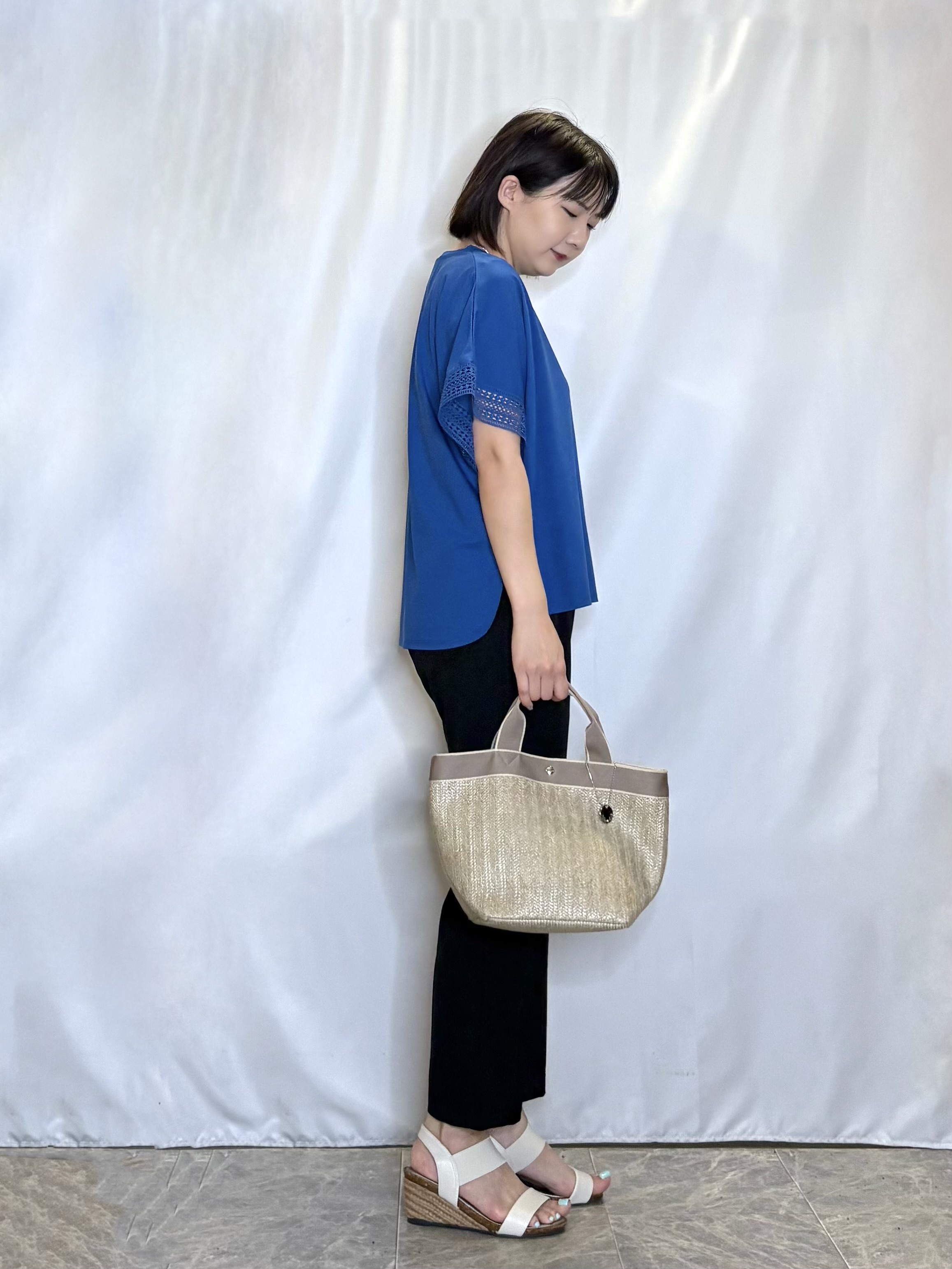 ネリさんの「SHOO･LA･RUE｜【ひんやり/UV】お袖レースが上品 ゆったりとろみトップス」を使ったコーディネート