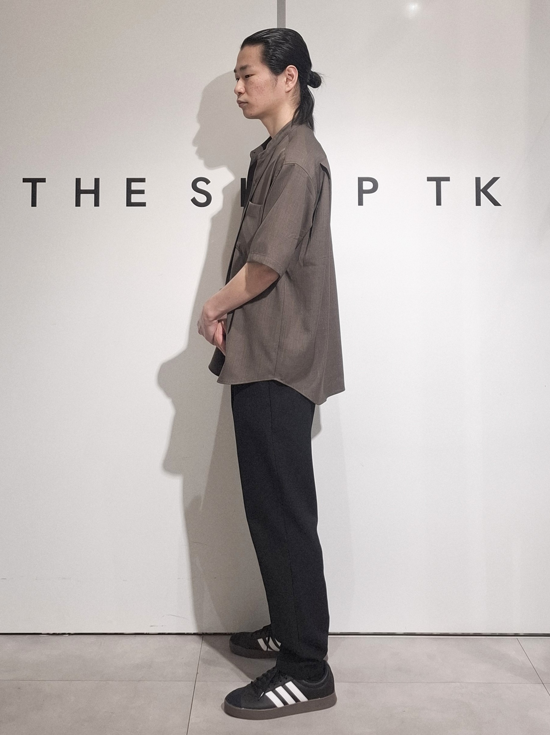 葵さんの「THE SHOP TK｜LITE TEX バンドカラー半袖シャツ 接触冷感/吸水速乾/UVカット/アンチピリング/イージーケ」を使ったコーディネート