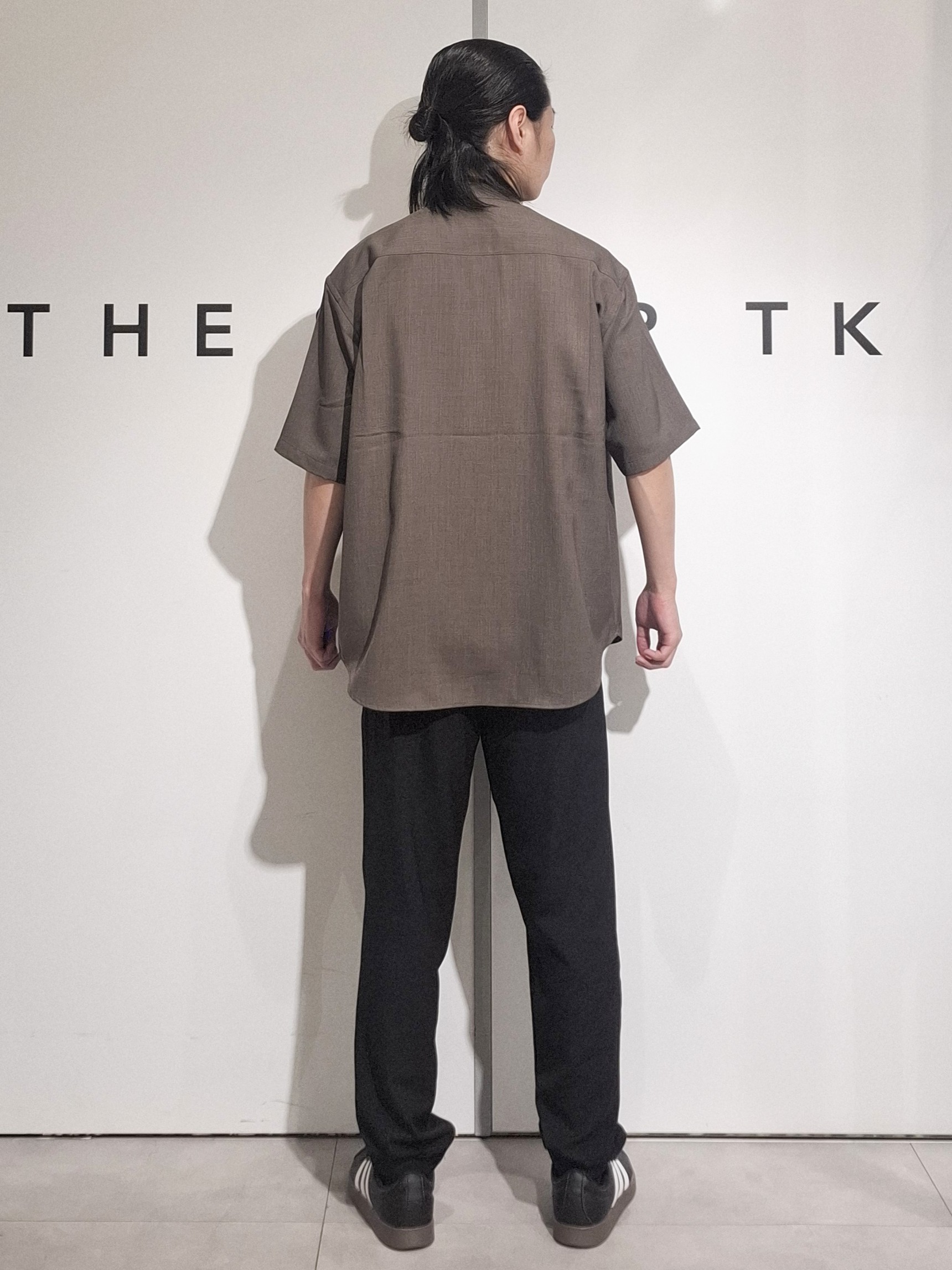 葵さんの「THE SHOP TK｜LITE TEX バンドカラー半袖シャツ 接触冷感/吸水速乾/UVカット/アンチピリング/イージーケ」を使ったコーディネート