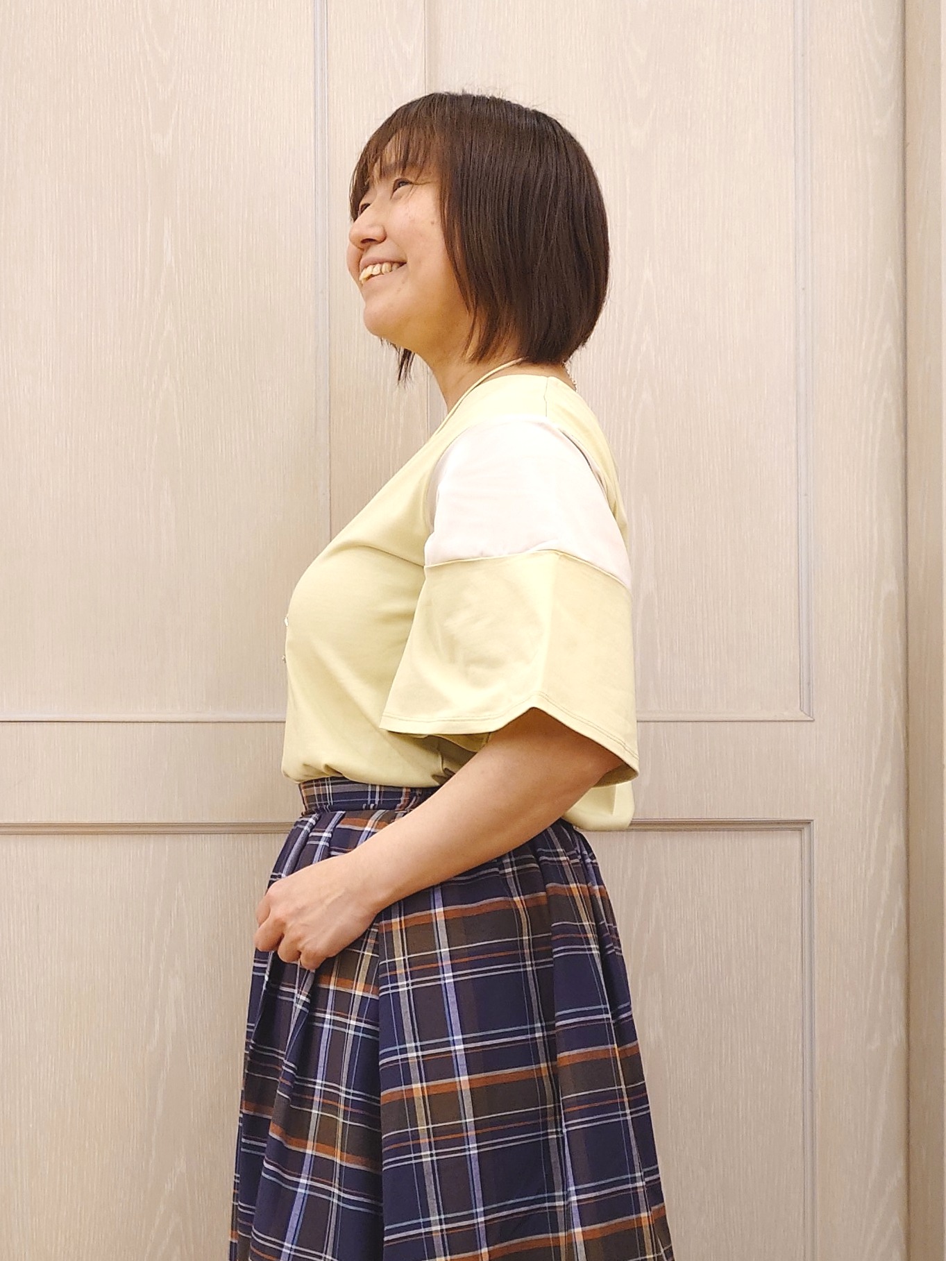 とろろさんの「SHOO･LA･RUE｜【ひんやり/S-LL/体型カバー】フレアスリーブで二の腕を自然にカバー 浅VネックTシャツ」を使ったコーディネート