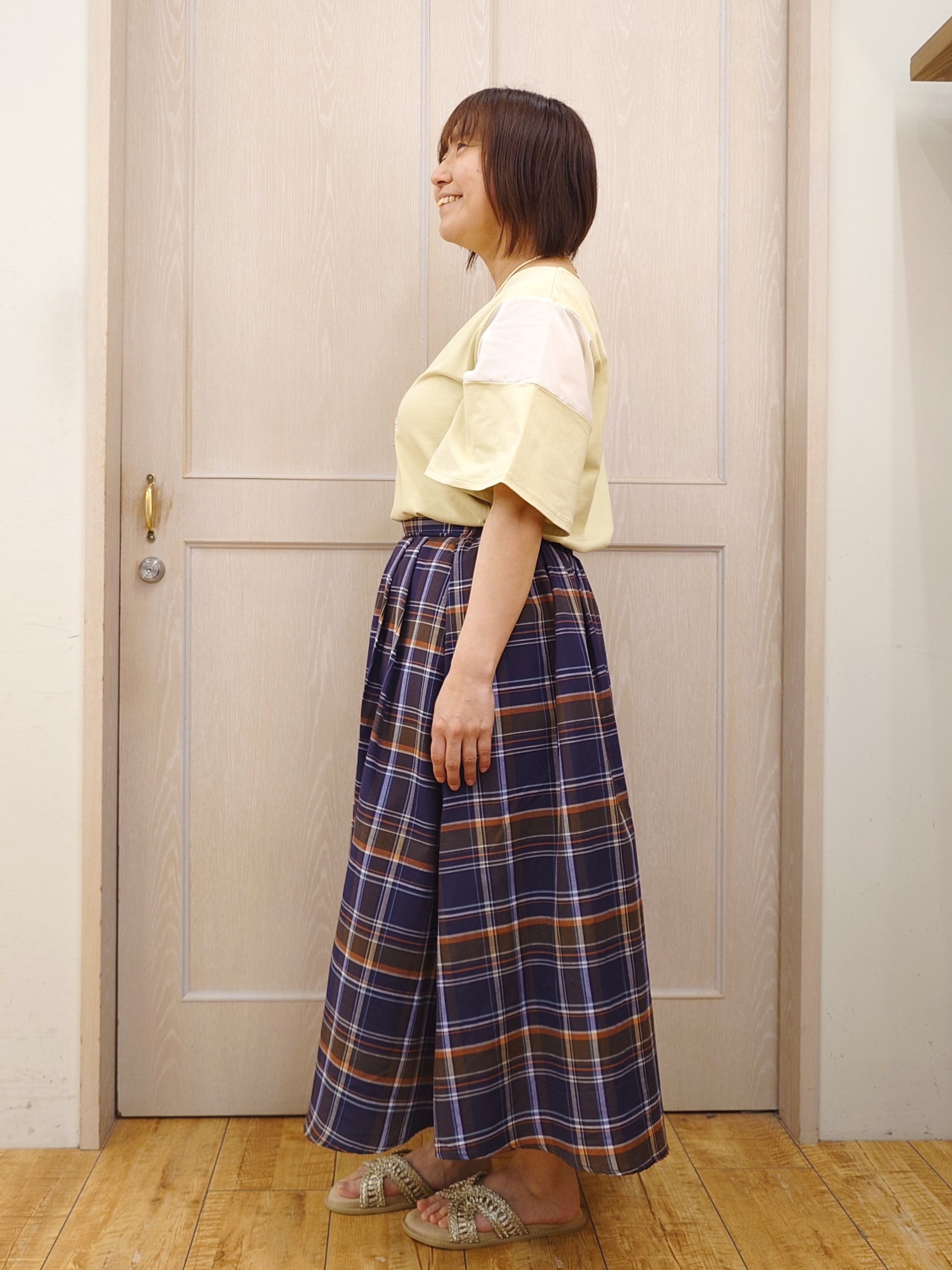 とろろさんの「SHOO･LA･RUE｜【ひんやり/S-LL/体型カバー】フレアスリーブで二の腕を自然にカバー 浅VネックTシャツ」を使ったコーディネート