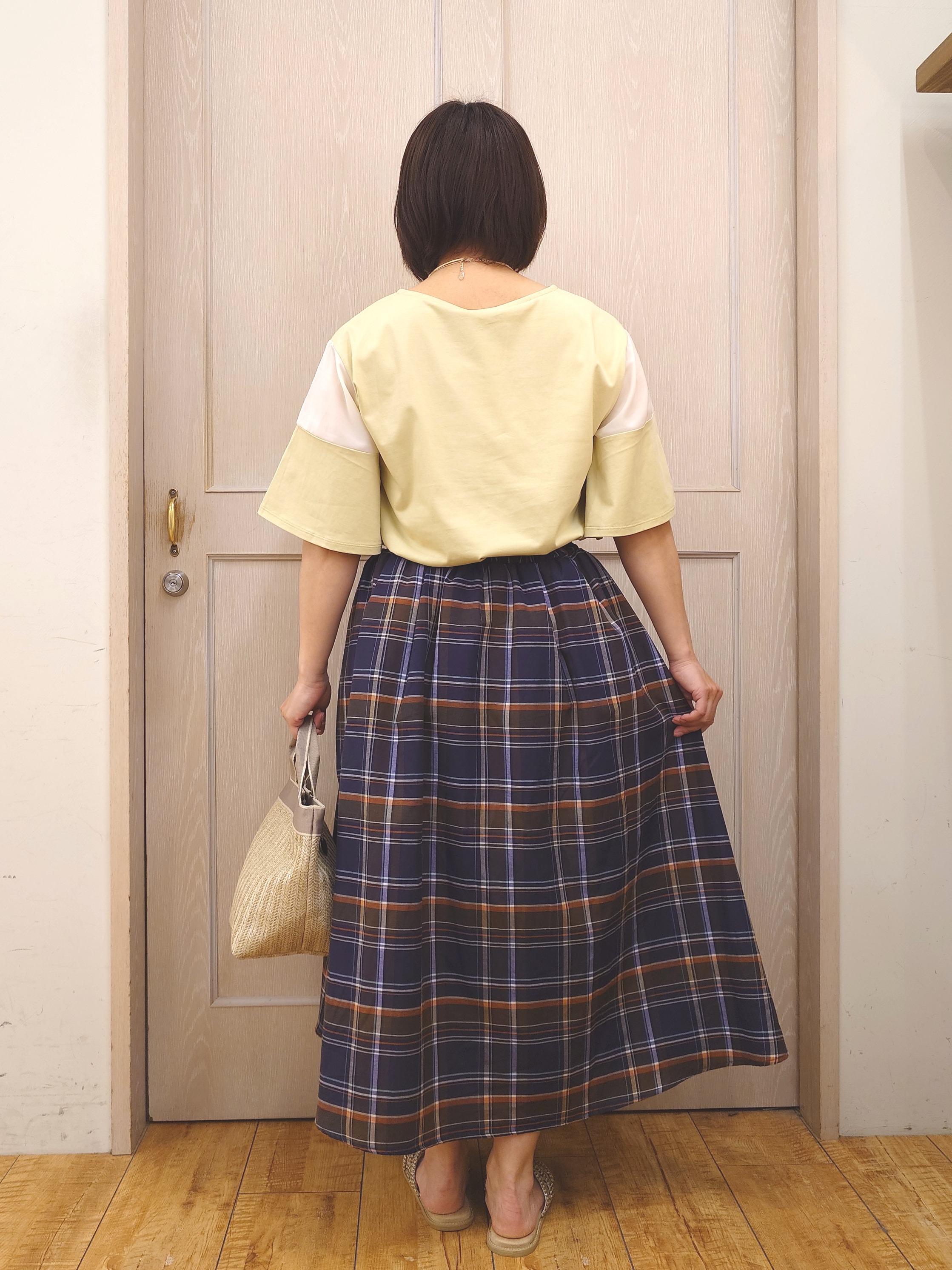 とろろさんの「SHOO･LA･RUE｜【ひんやり/S-LL/体型カバー】フレアスリーブで二の腕を自然にカバー 浅VネックTシャツ」を使ったコーディネート