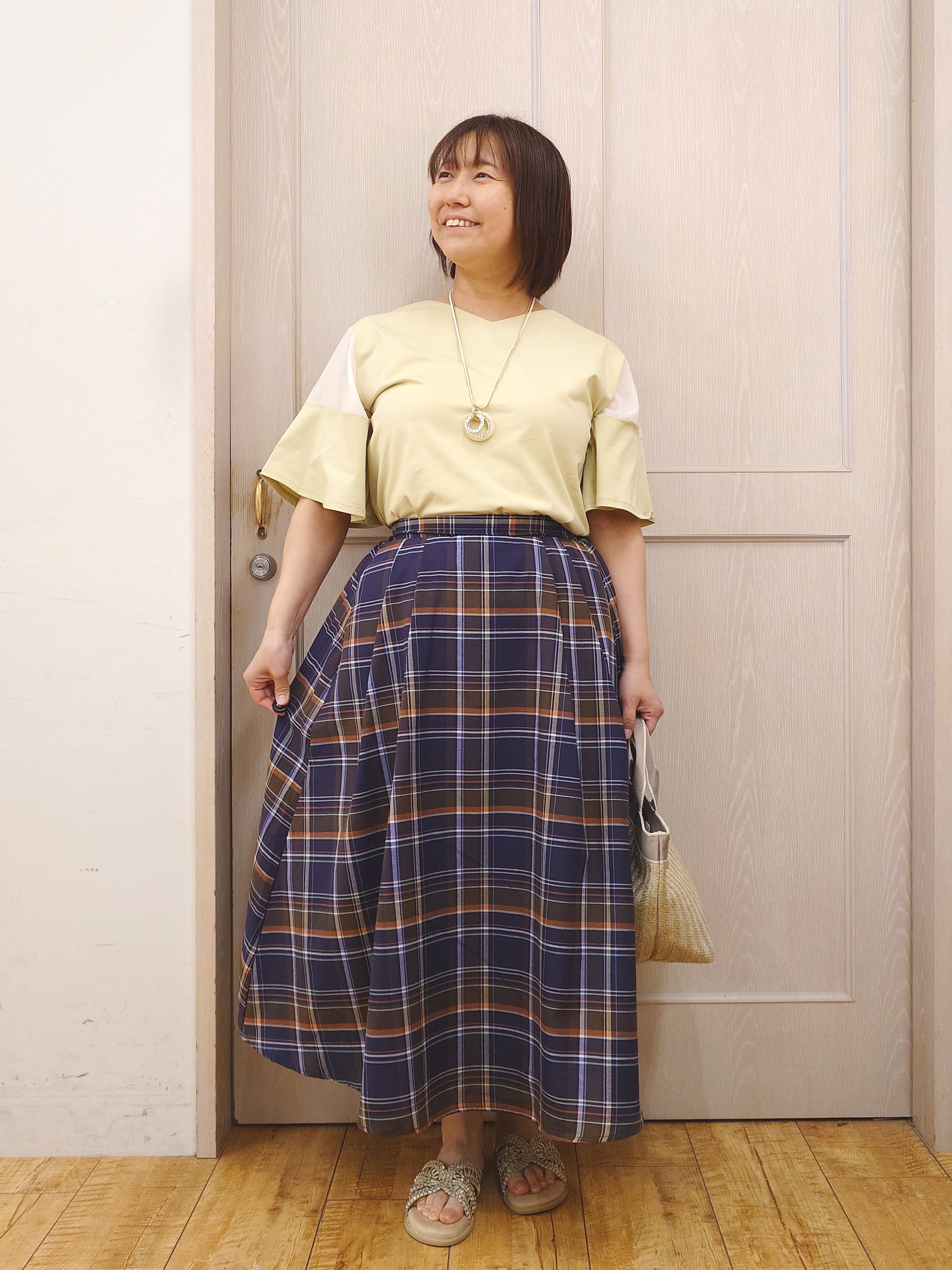 とろろさんの「SHOO･LA･RUE｜【ひんやり/S-LL/体型カバー】フレアスリーブで二の腕を自然にカバー 浅VネックTシャツ」を使ったコーディネート