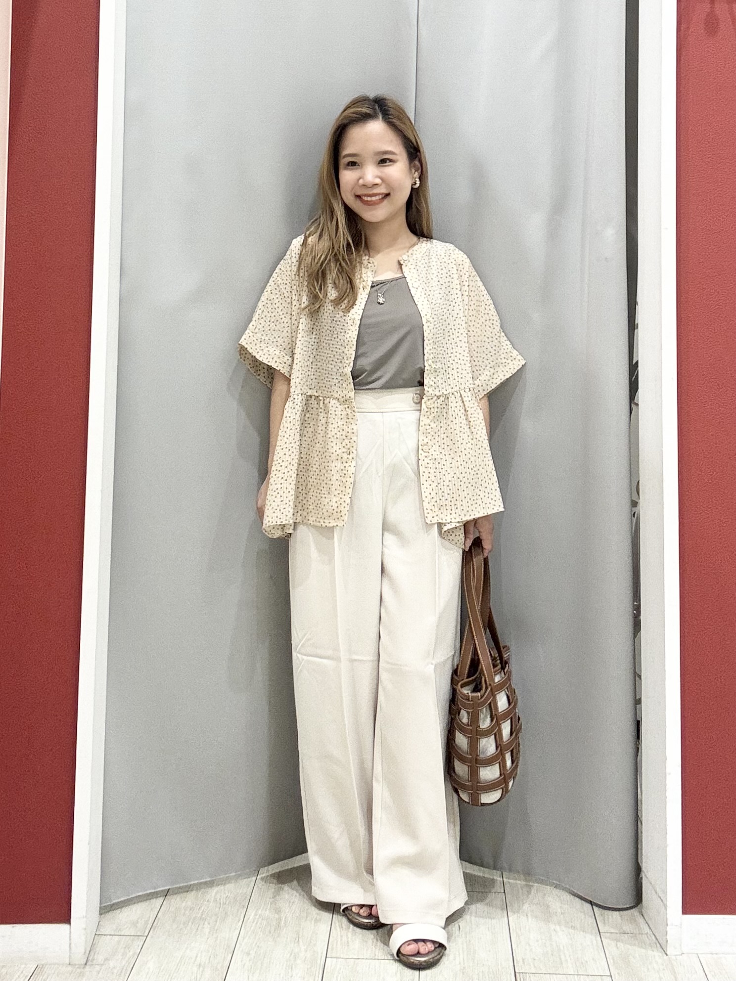 shioさんの「SHOO･LA･RUE｜【S-LL/洗濯機可】シアーペプラムブラウス」を使ったコーディネート