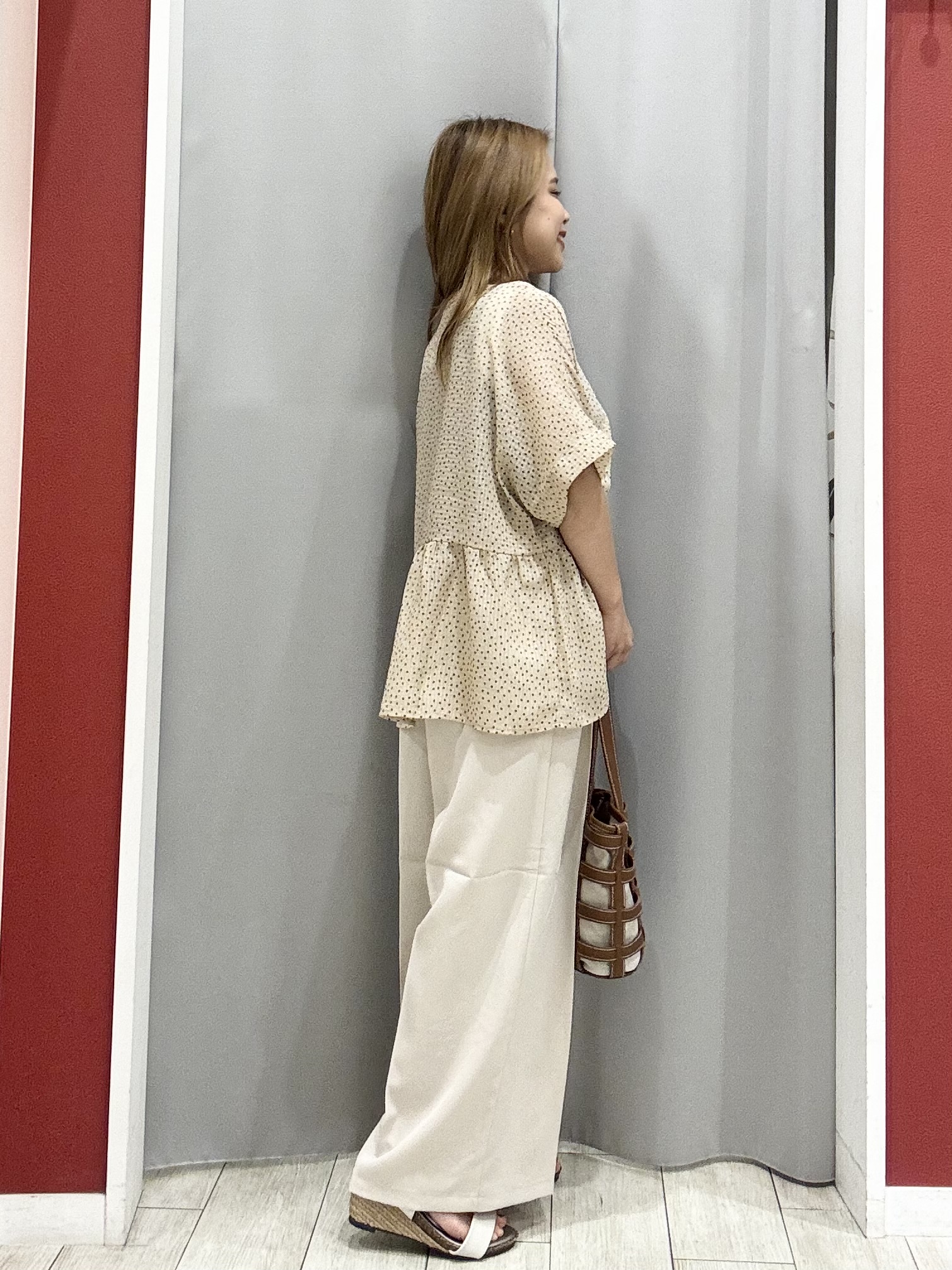 shioさんの「SHOO･LA･RUE｜【S-LL/洗濯機可】シアーペプラムブラウス」を使ったコーディネート