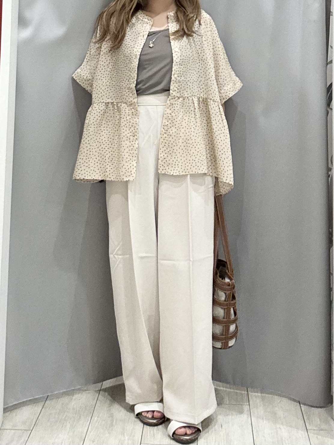 shioさんの「SHOO･LA･RUE｜【S-LL/洗濯機可】シアーペプラムブラウス」を使ったコーディネート