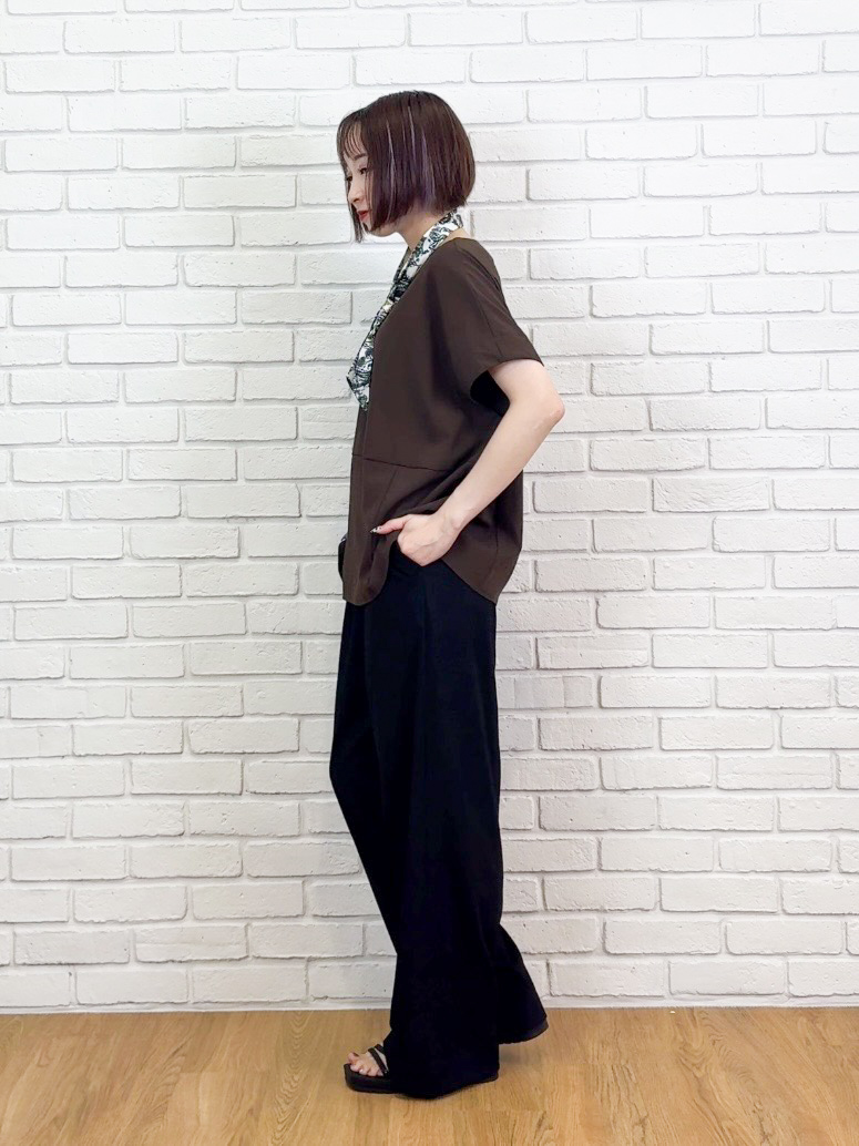 𝐜𝐡𝐢𝐤𝐚さんの「SHOO･LA･RUE｜【洗濯機可/セットアップ可】軽凛(かろりん) ひんやり切替コクーントップス」を使ったコーディネート