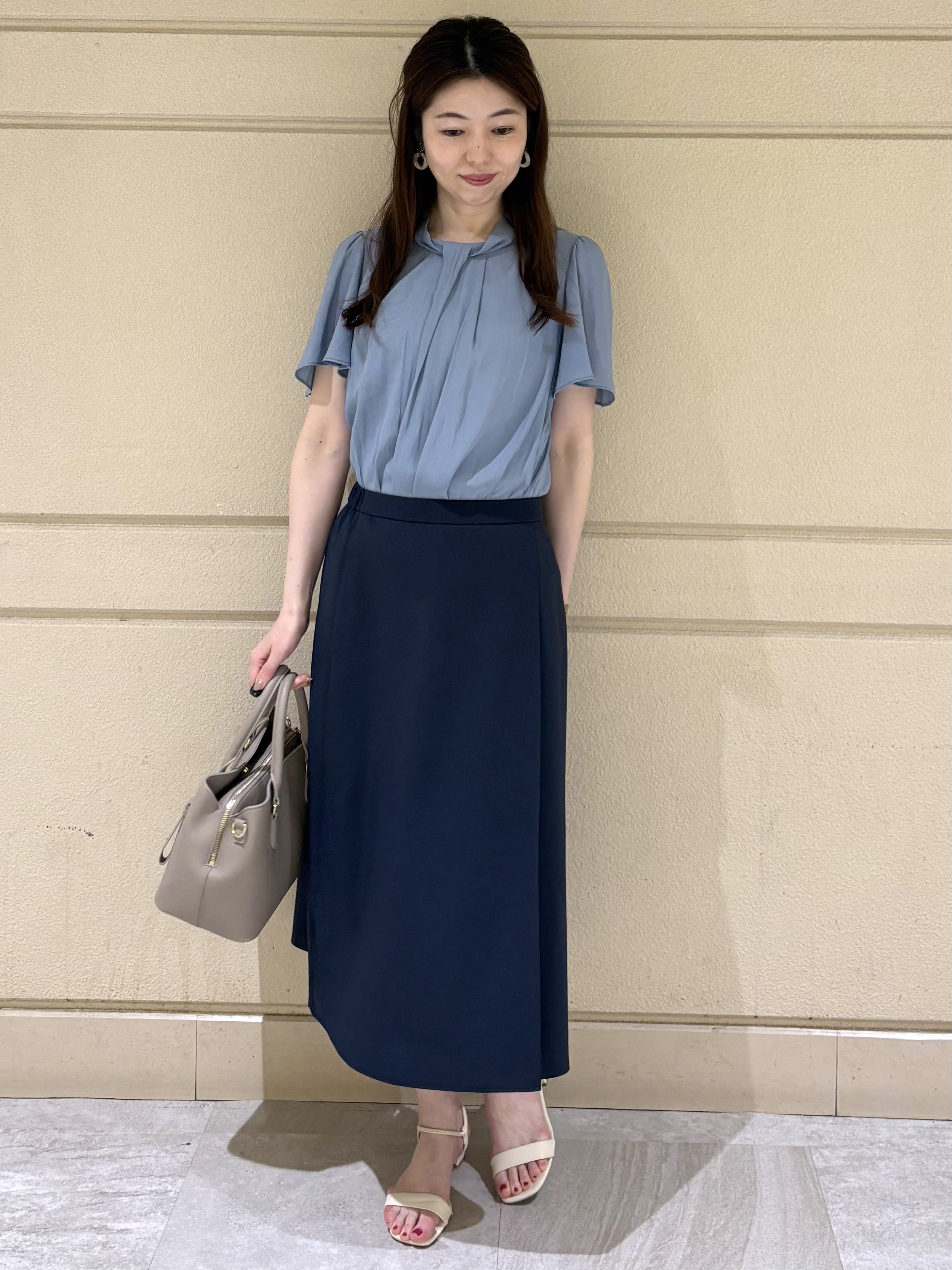sakiさんの「COUP DE CHANCE｜【手洗い可／日本製】フロント ドレープブラウス」を使ったコーディネート