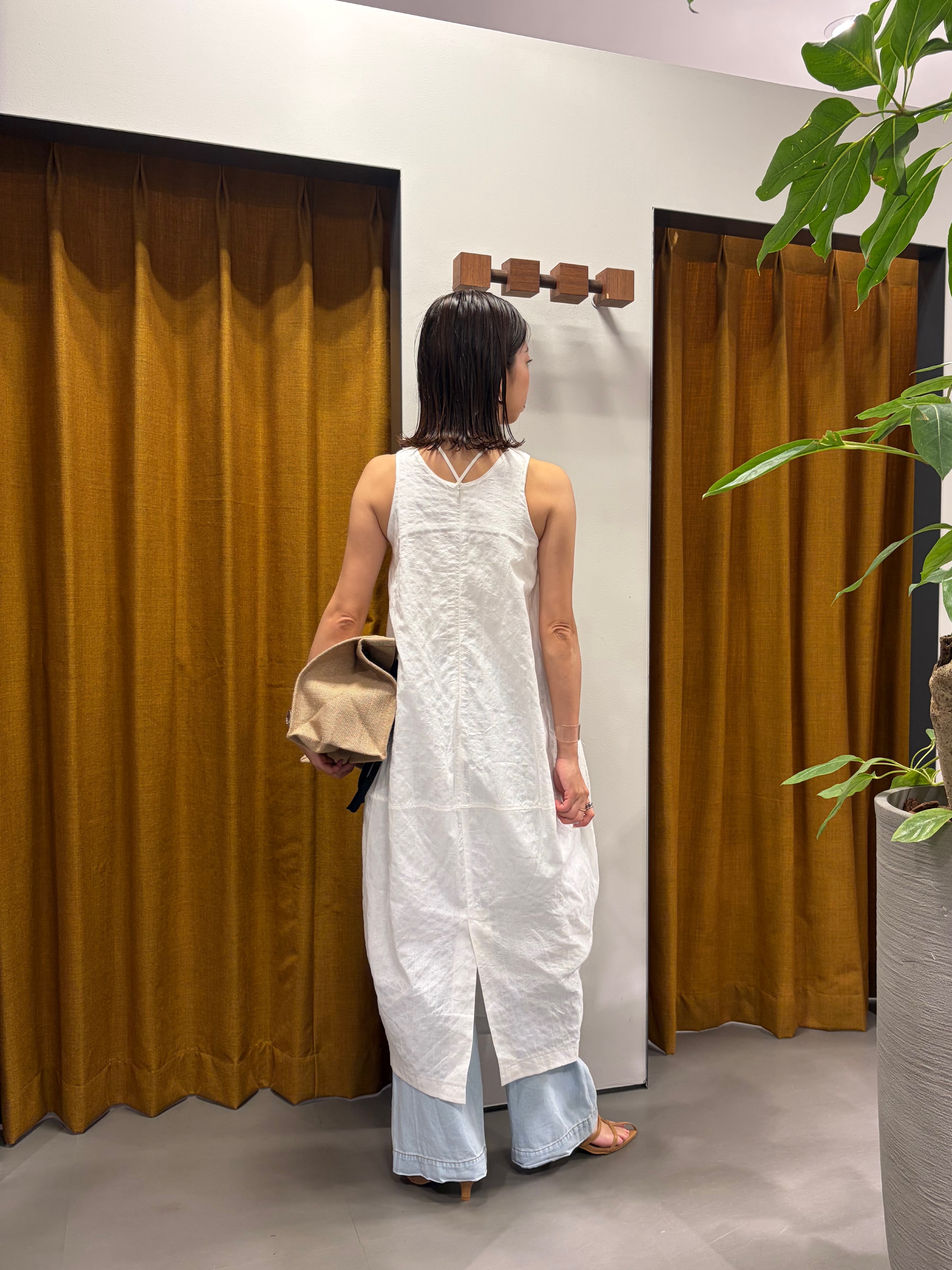 Mikoさんの「INDIVI｜ミニマルコクーンワンピース」を使ったコーディネート