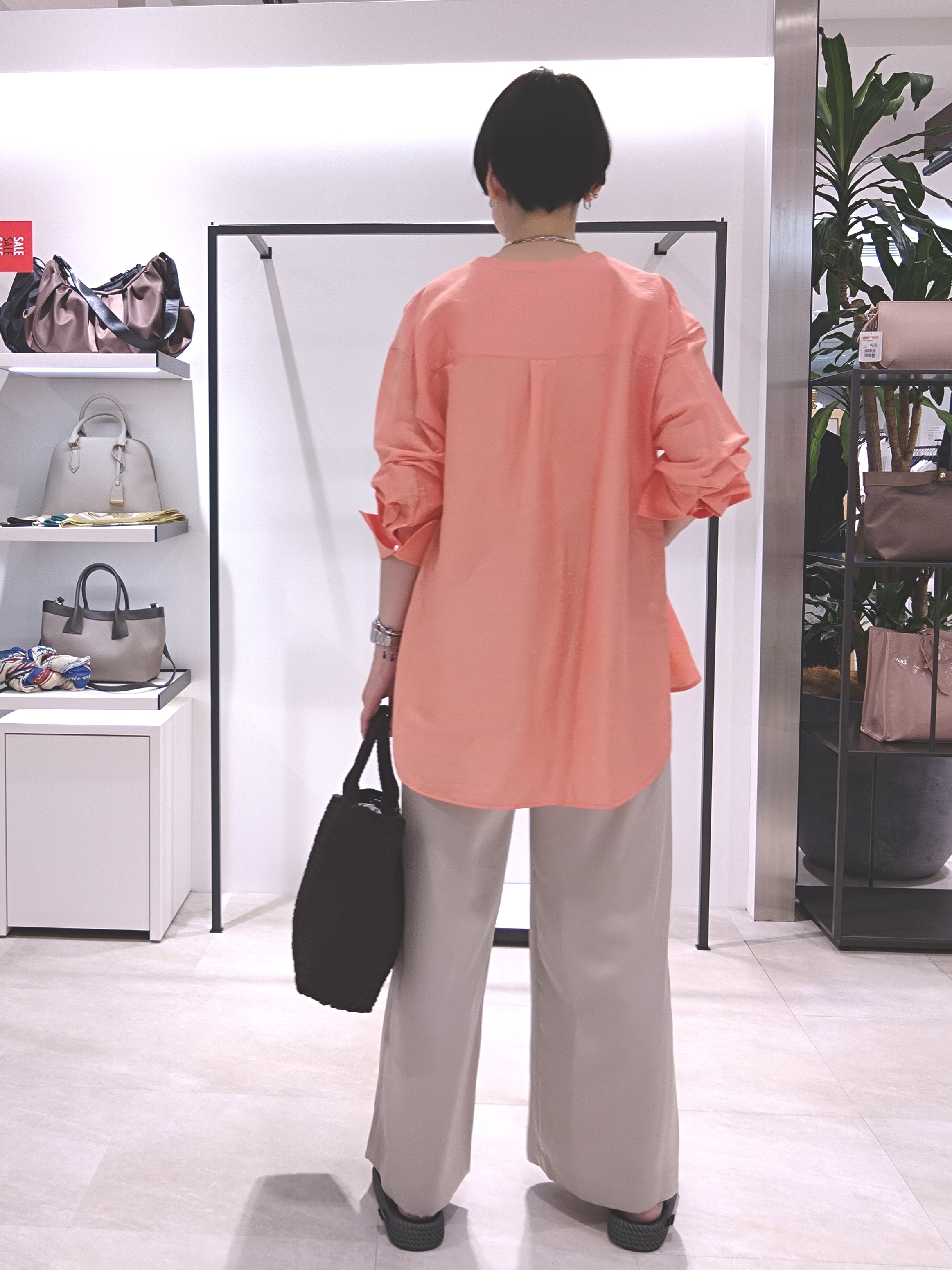 まちこさんの「UNTITLED｜【接触冷感/吸水速乾】サテンワイドパンツ」を使ったコーディネート