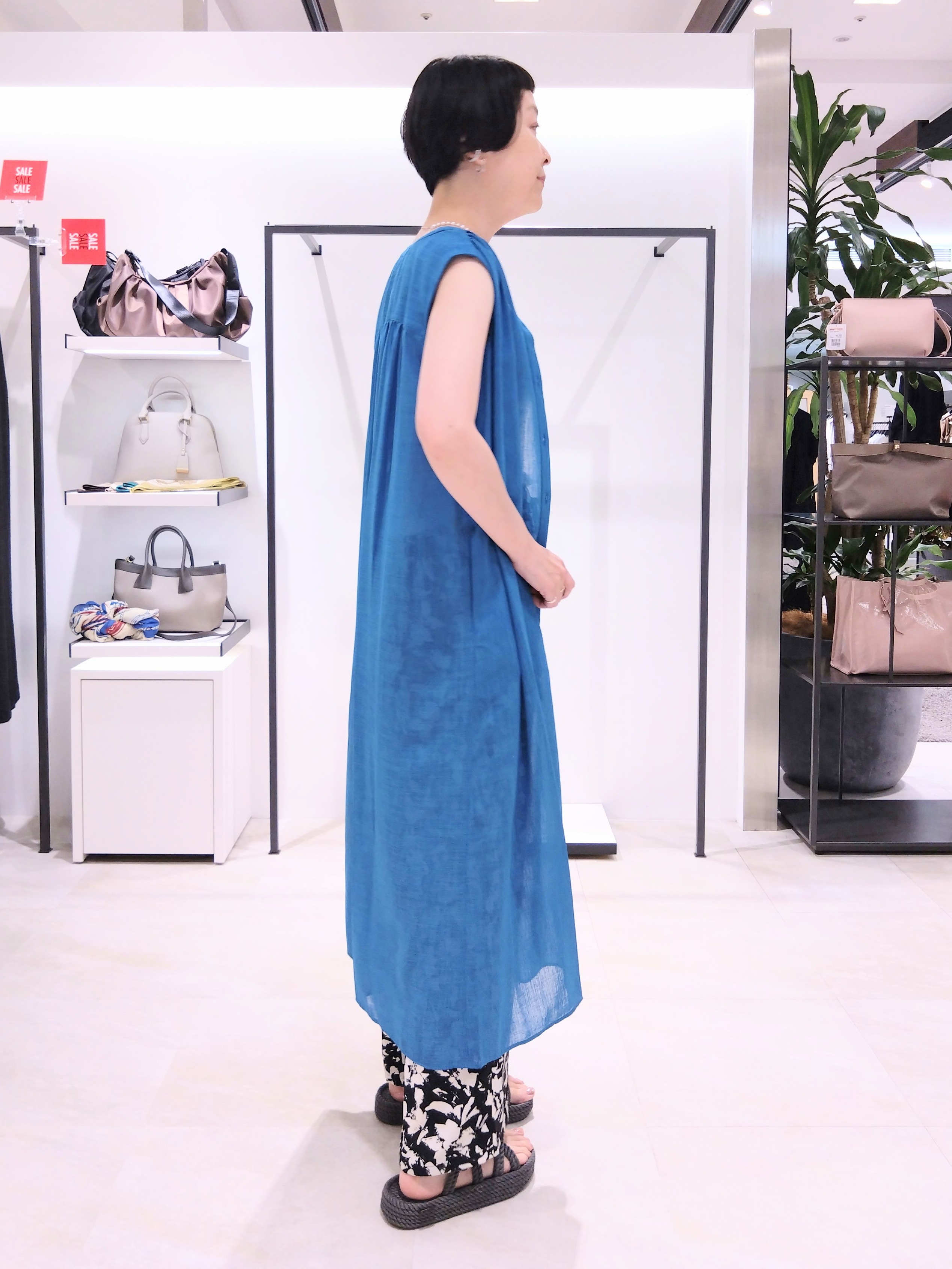 まちこさんの「UNTITLED｜【通気性/前開きボタン】シアーVネックワンピース」を使ったコーディネート