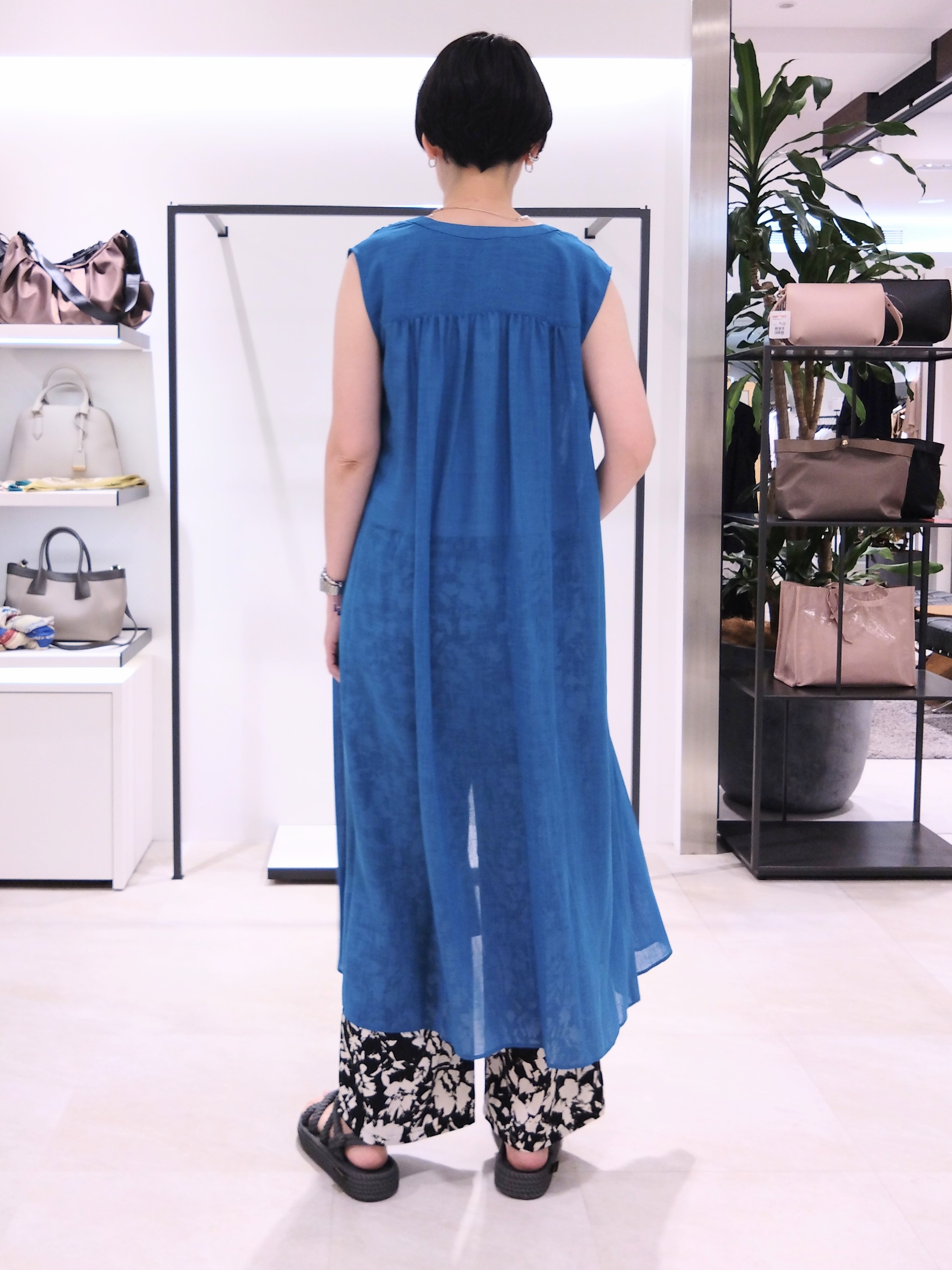 まちこさんの「UNTITLED｜【通気性/前開きボタン】シアーVネックワンピース」を使ったコーディネート