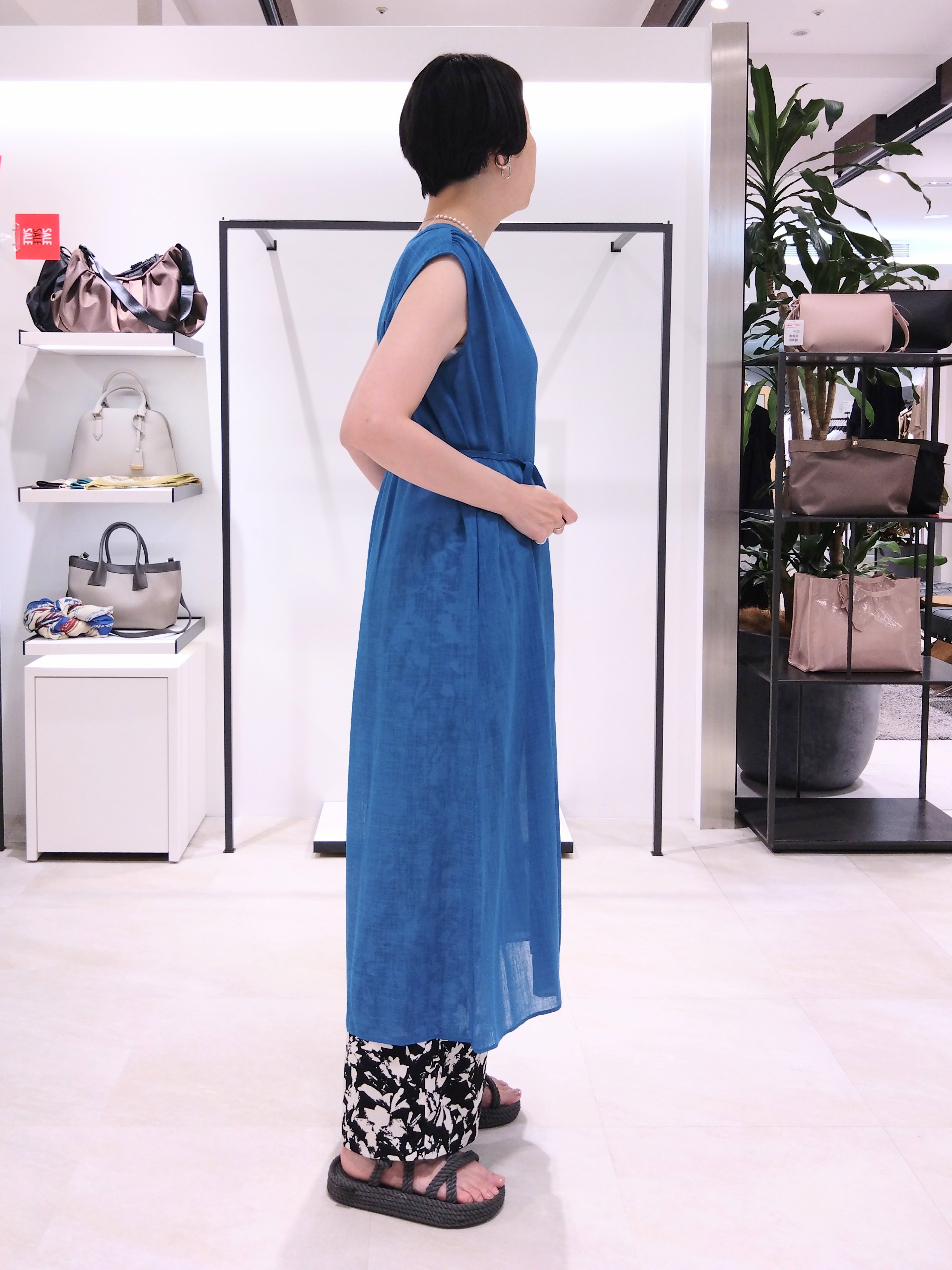 まちこさんの「UNTITLED｜【通気性/前開きボタン】シアーVネックワンピース」を使ったコーディネート