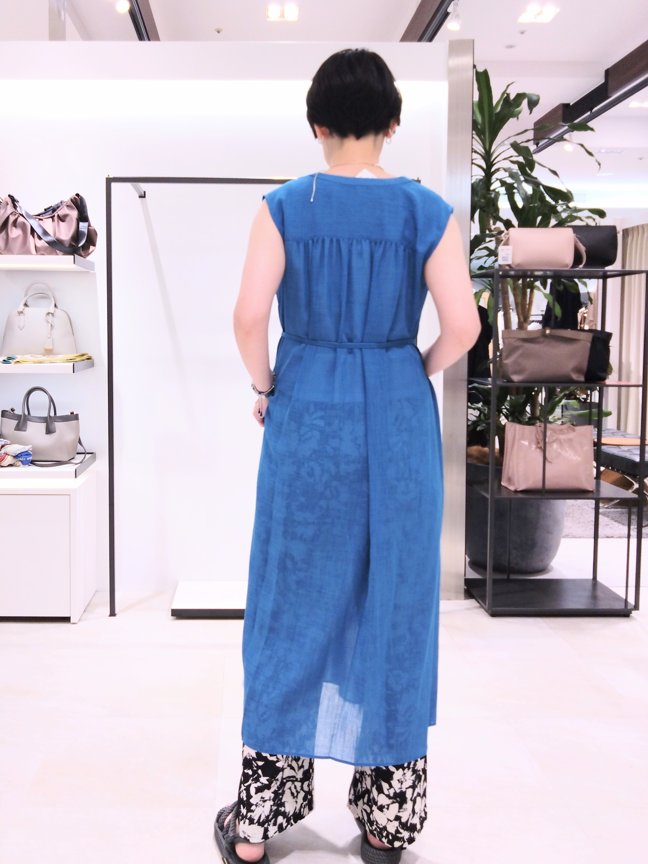 まちこさんの「UNTITLED｜【通気性/前開きボタン】シアーVネックワンピース」を使ったコーディネート