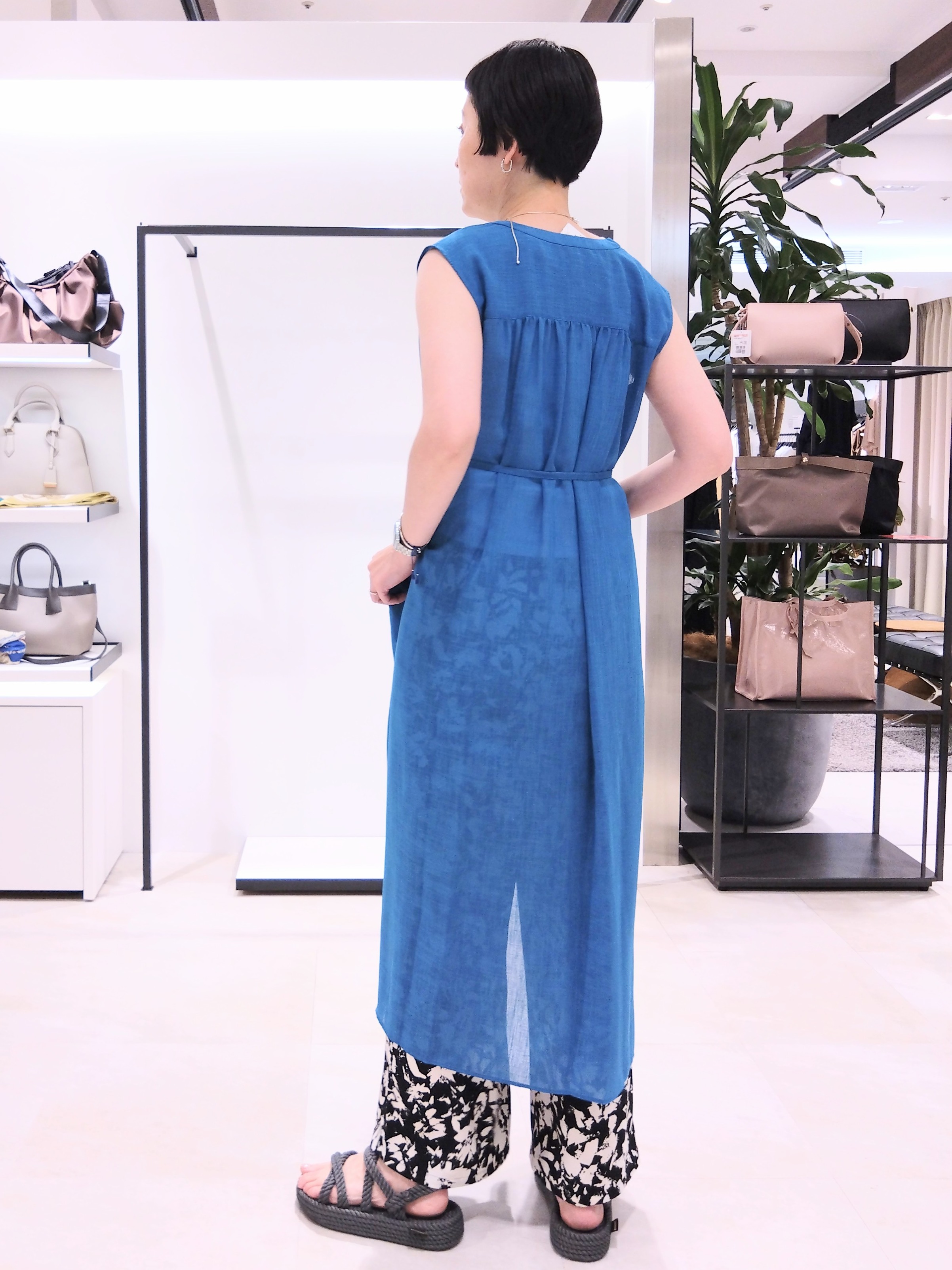 まちこさんの「UNTITLED｜【通気性/前開きボタン】シアーVネックワンピース」を使ったコーディネート
