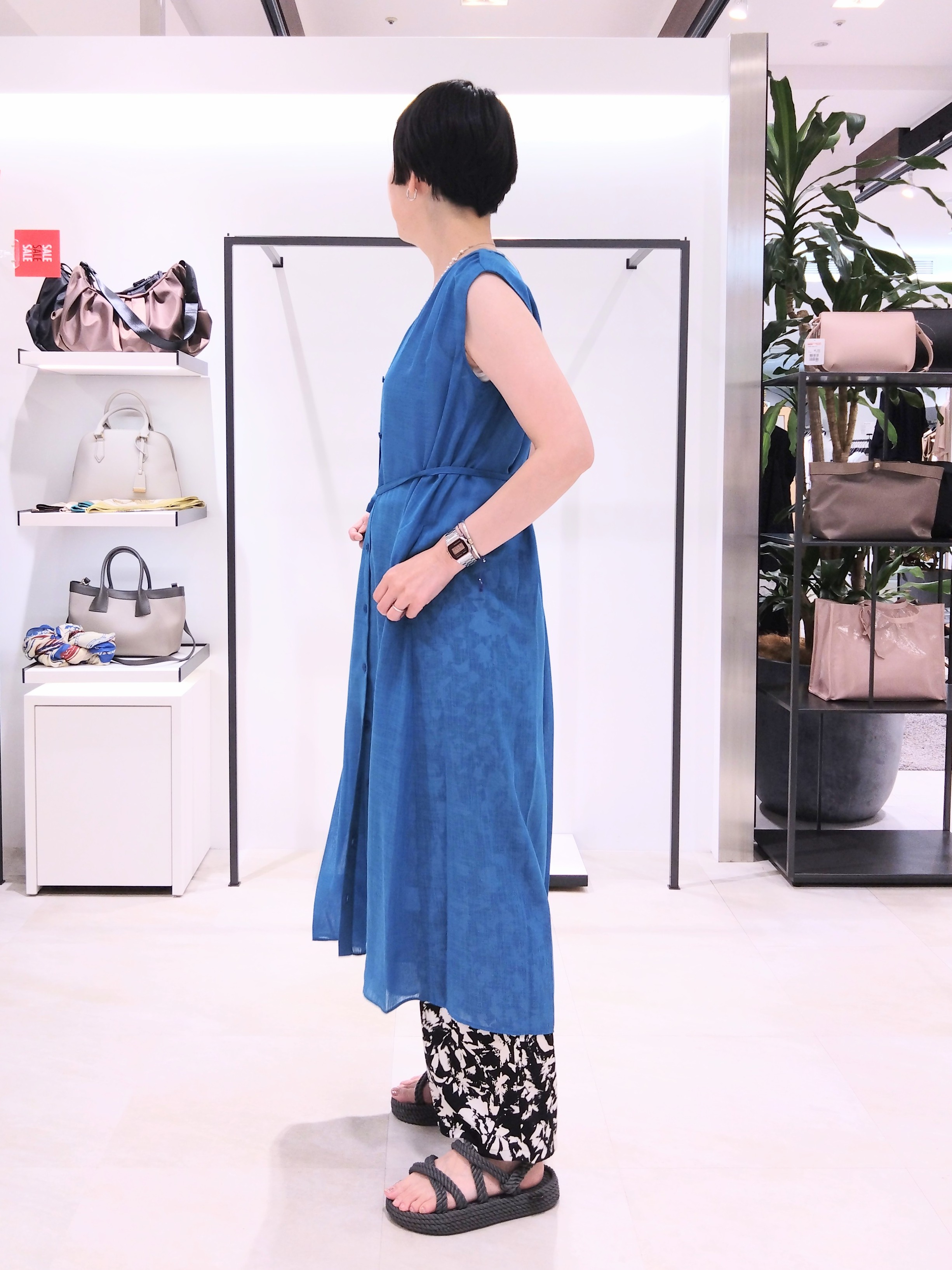 まちこさんの「UNTITLED｜【通気性/前開きボタン】シアーVネックワンピース」を使ったコーディネート