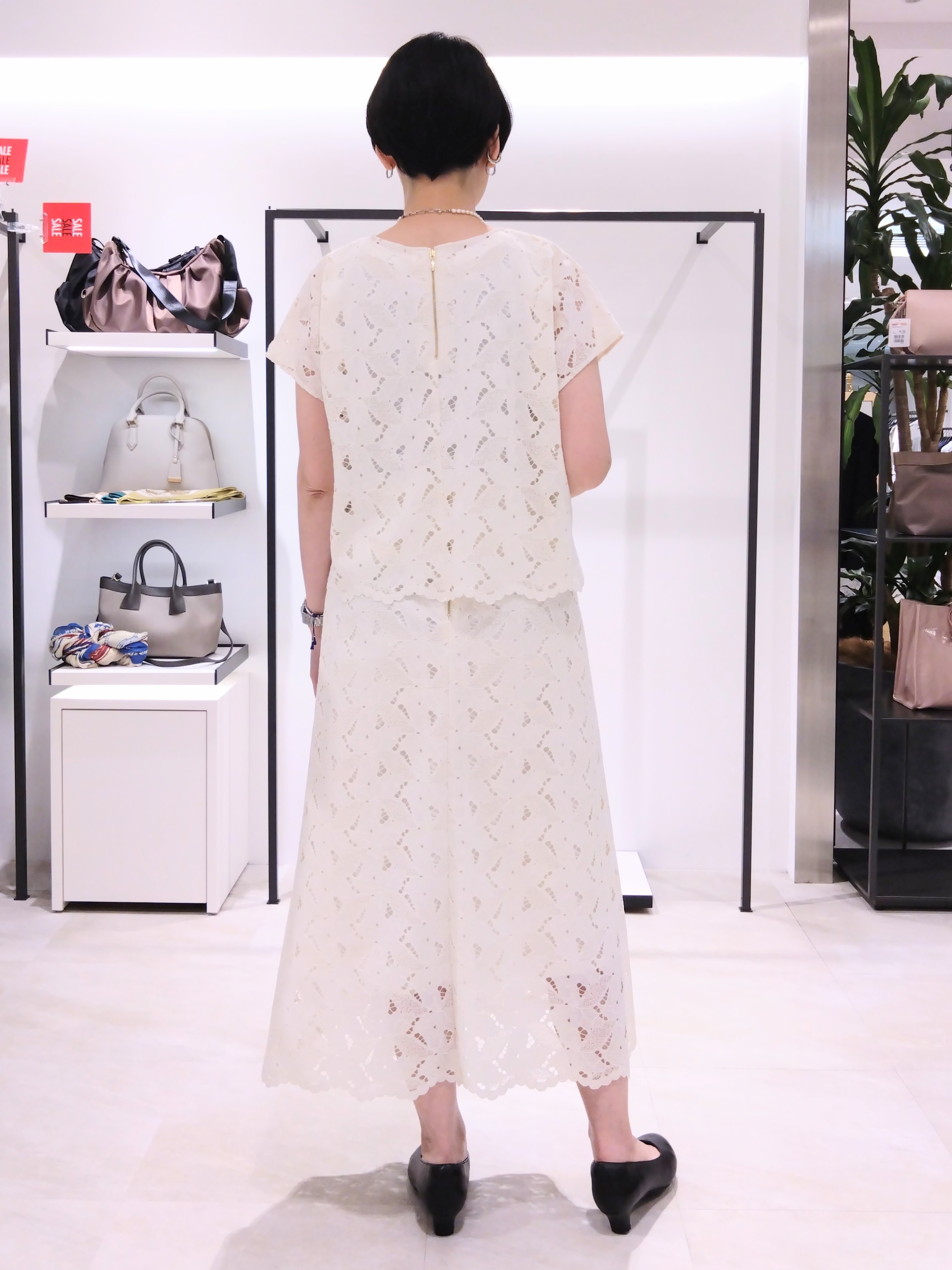まちこさんの「UNTITLED｜【セットアップ可/品のある透け感】リーフレースブラウス」を使ったコーディネート