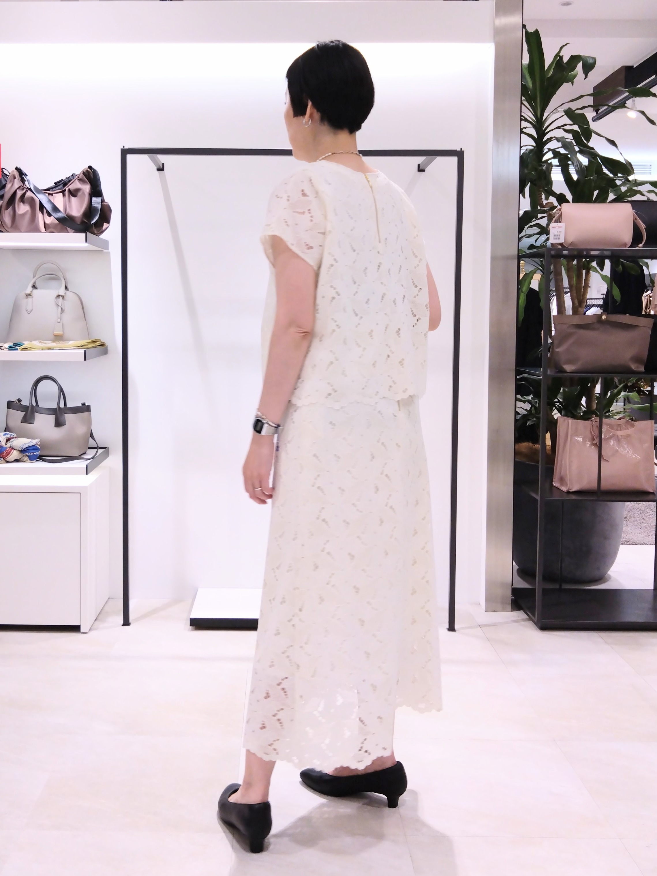 まちこさんの「UNTITLED｜【セットアップ可/品のある透け感】リーフレースブラウス」を使ったコーディネート