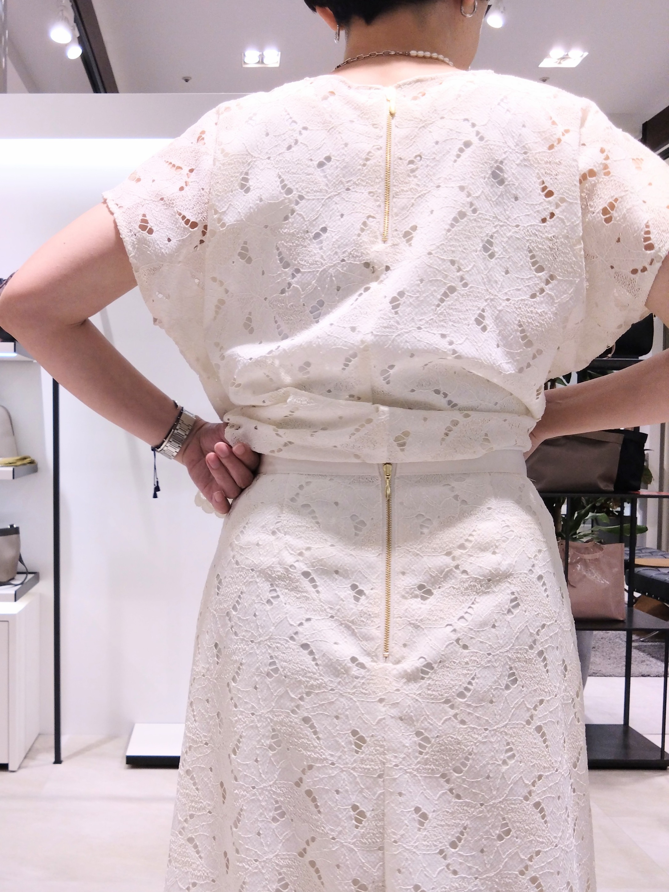 まちこさんの「UNTITLED｜【セットアップ可/品のある透け感】リーフレースブラウス」を使ったコーディネート