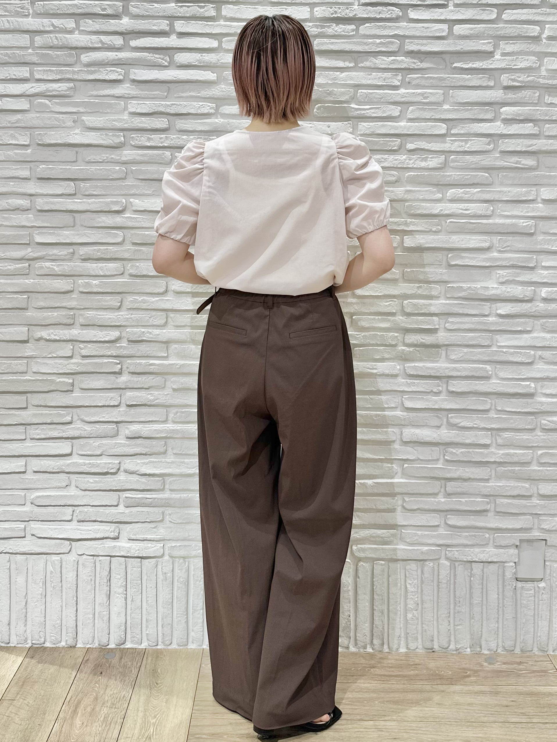 Hana...eさんの「index｜【接触冷感／防シワ】シャーリングスリーブブラウス《洗濯機OK》」を使ったコーディネート