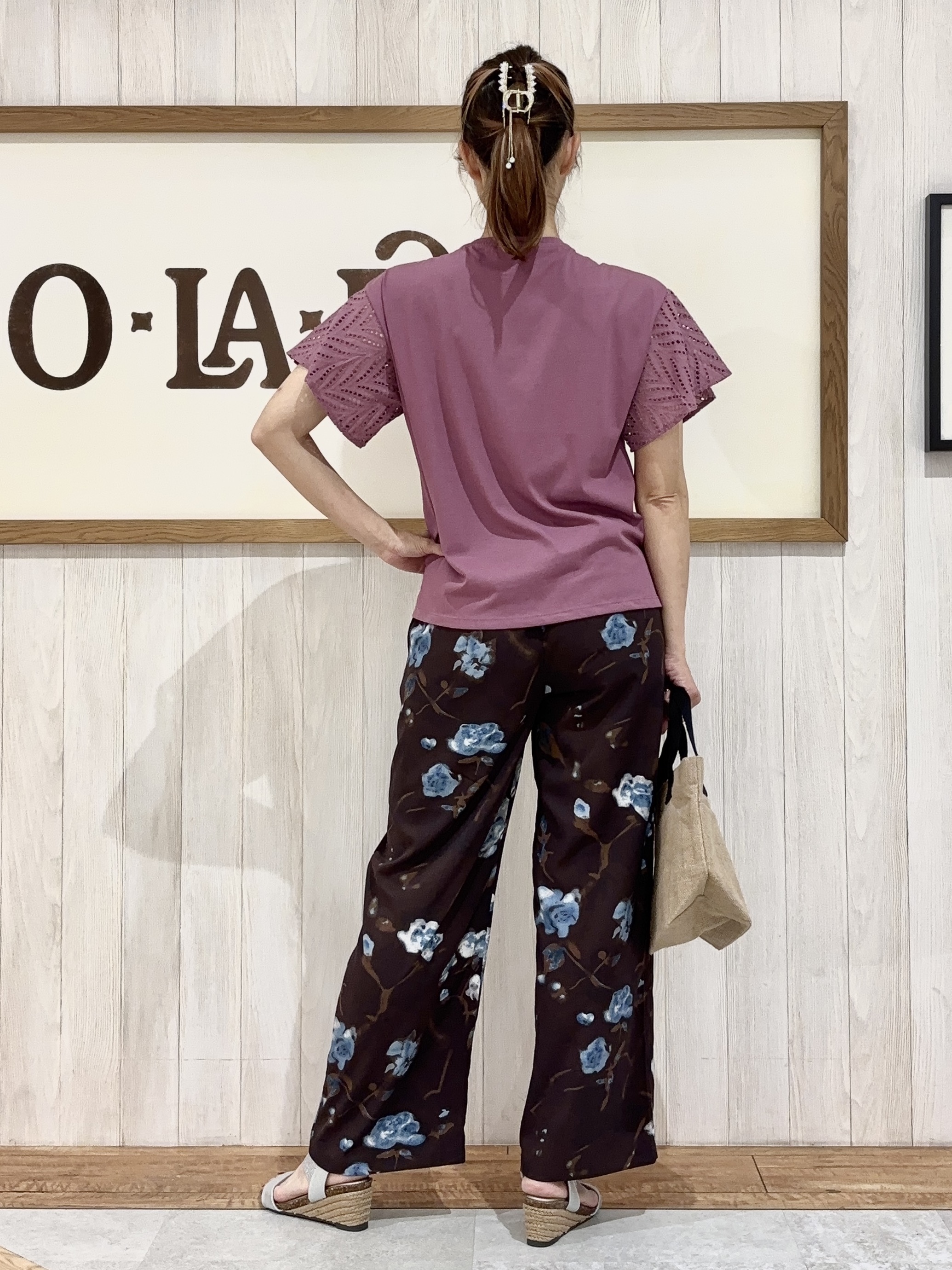 みきぽんさんの「SHOO･LA･RUE｜【汗じみ防止/ひんやり/体型カバー】真夏の味方。 汗じみが気になりにくい お袖レースフレアTシャツ」を使ったコーディネート
