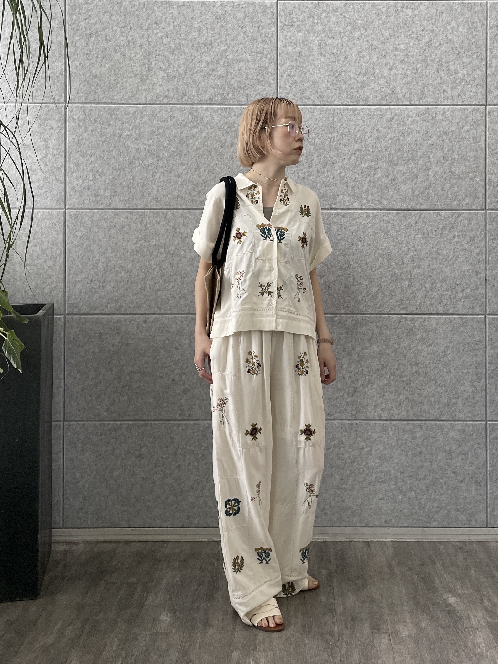 mikuさんの「INDIVI｜アート刺繍半袖シャツ【セットアップ可能】」を使ったコーディネート
