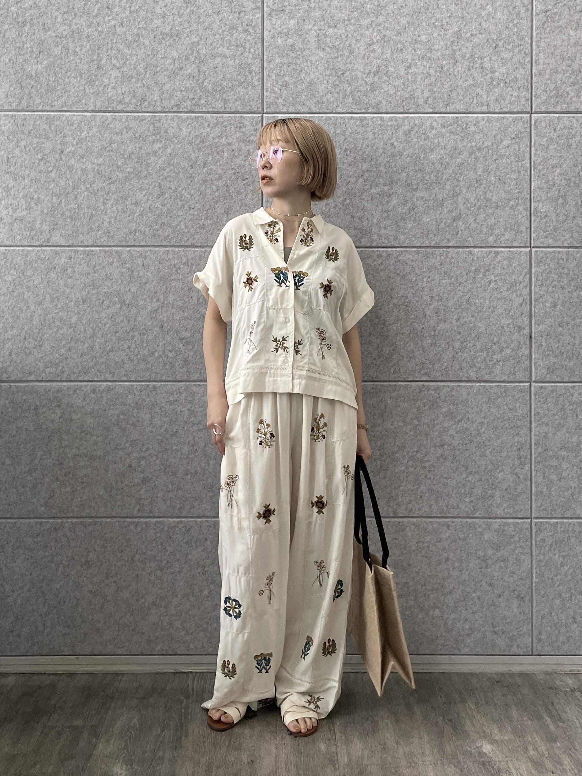 mikuさんの「INDIVI｜アート刺繍半袖シャツ【セットアップ可能】」を使ったコーディネート