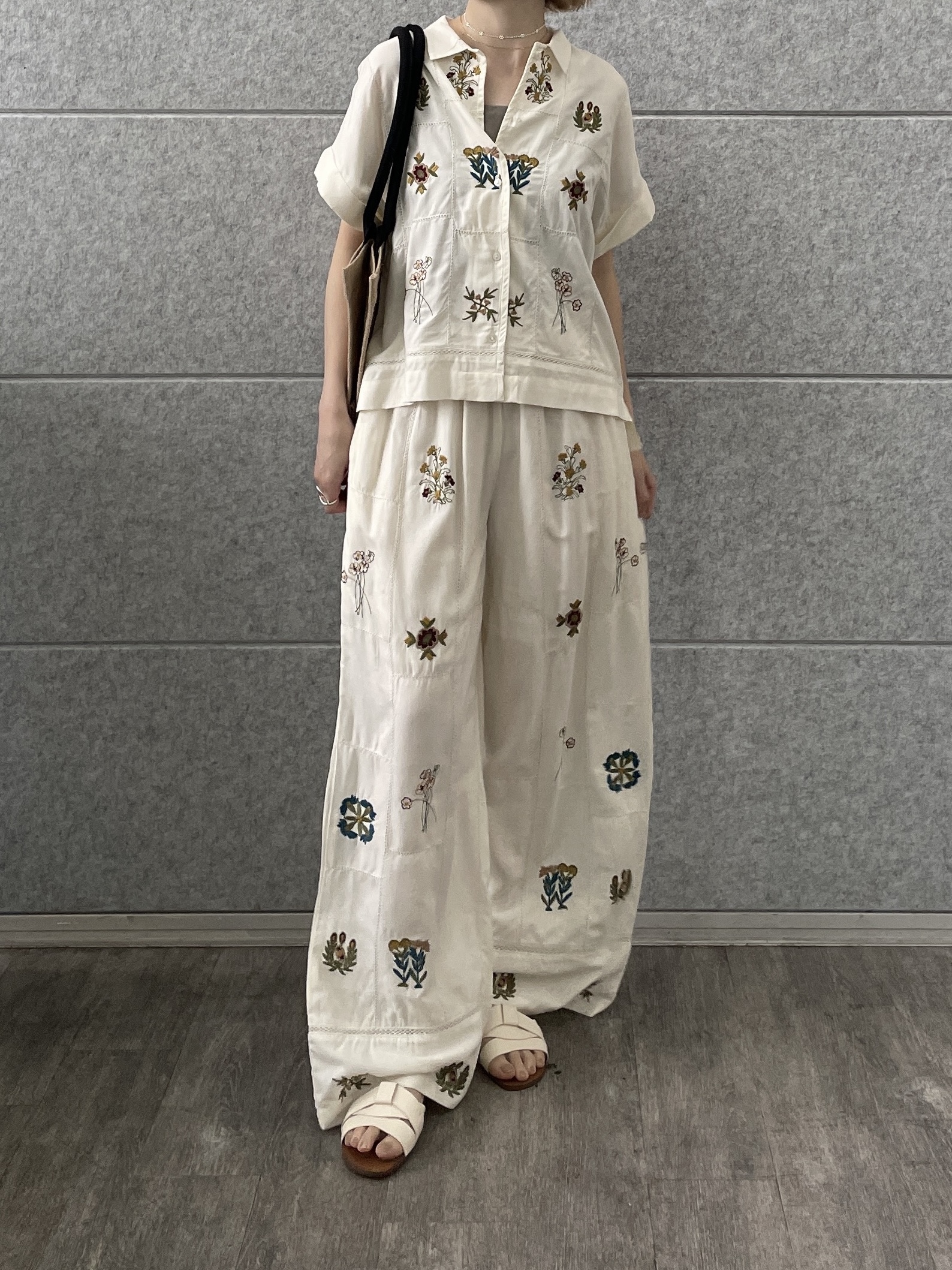 mikuさんの「INDIVI｜アート刺繍半袖シャツ【セットアップ可能】」を使ったコーディネート