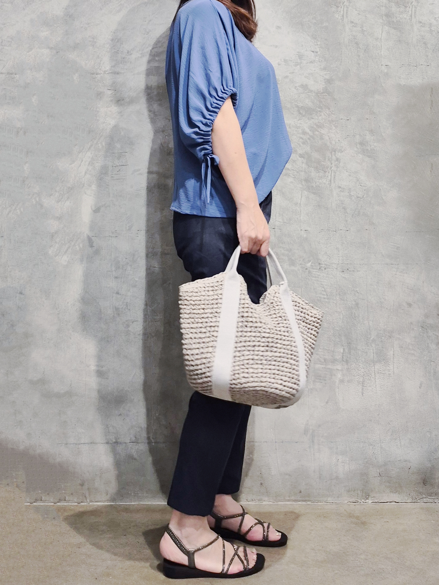 ひさえさんの「THE SHOP TK｜【ひんやり/防しわ/UV/吸水速乾】袖ドロストドルマントップス」を使ったコーディネート