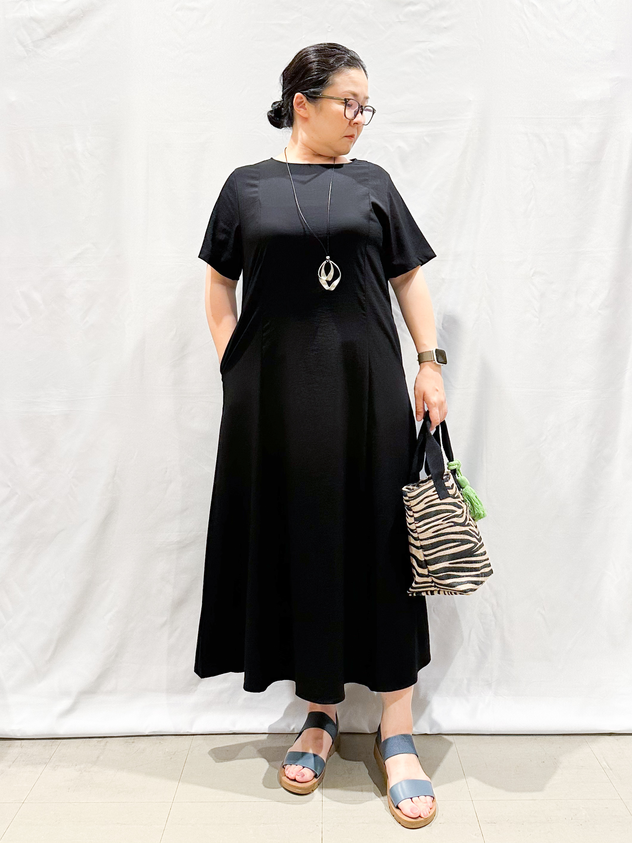 umeさんの「SHOO･LA･RUE｜【ひんやり/洗濯機可/S-LL】オンにもオフにも マルチに使えるボタンレスカーディガン」を使ったコーディネート
