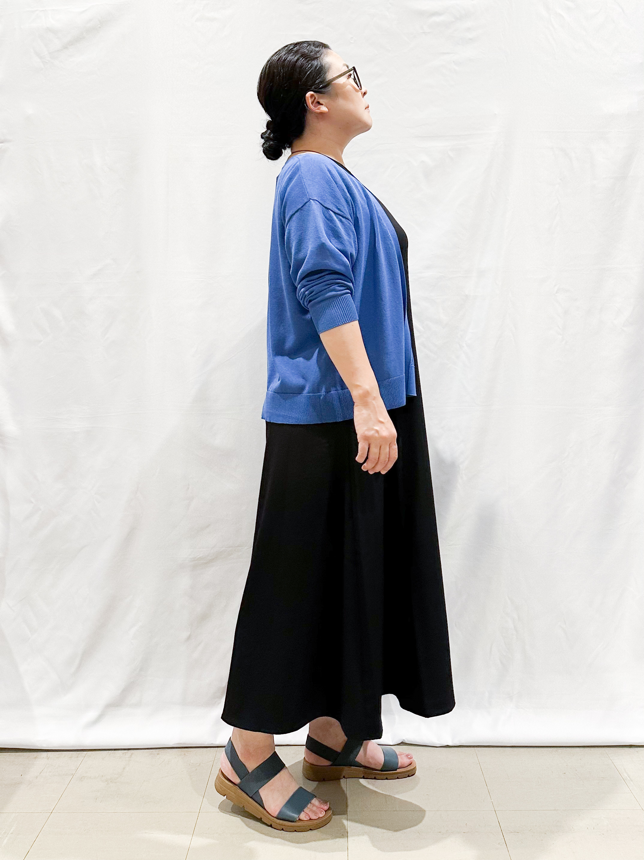 umeさんの「SHOO･LA･RUE｜【ひんやり/洗濯機可/S-LL】オンにもオフにも マルチに使えるボタンレスカーディガン」を使ったコーディネート