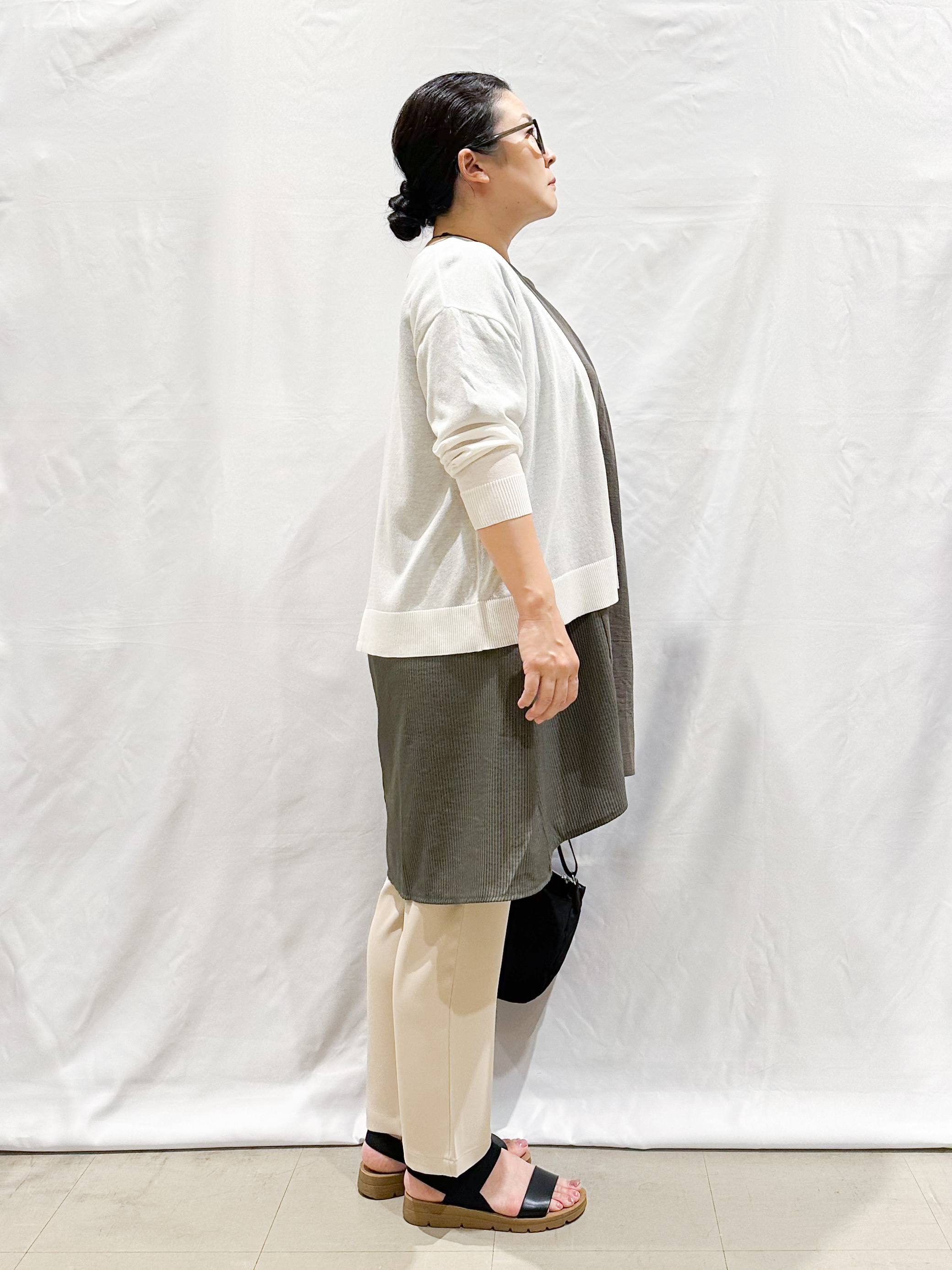 umeさんの「SHOO･LA･RUE｜【ひんやり/洗濯機可/S-LL】オンにもオフにも マルチに使えるボタンレスカーディガン」を使ったコーディネート